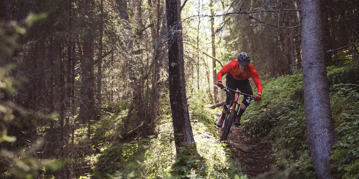 4_Ein sicherer Halt und ein optimaler Sitz sind Grundvoraussetzung deiner MTB-Hose für schwierige Trails_Sweet Protection-min.jpg