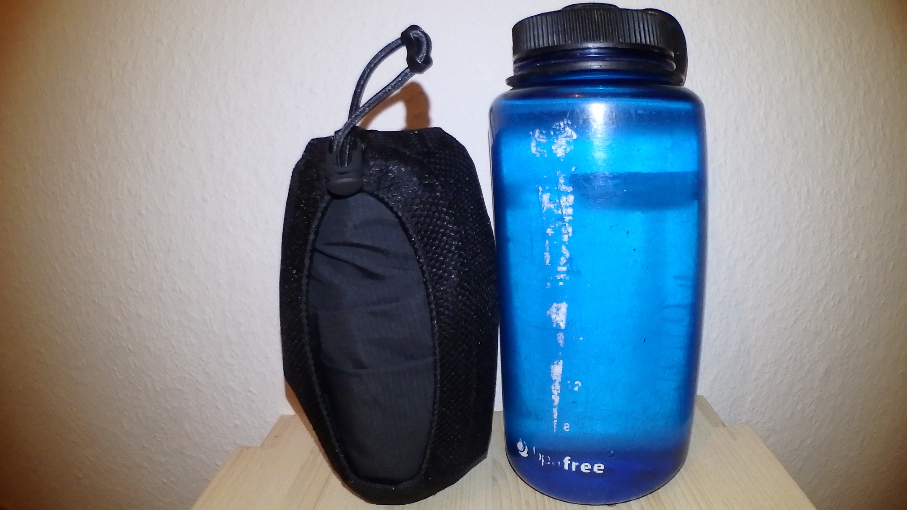 Hose neben Nalgene Flasche
