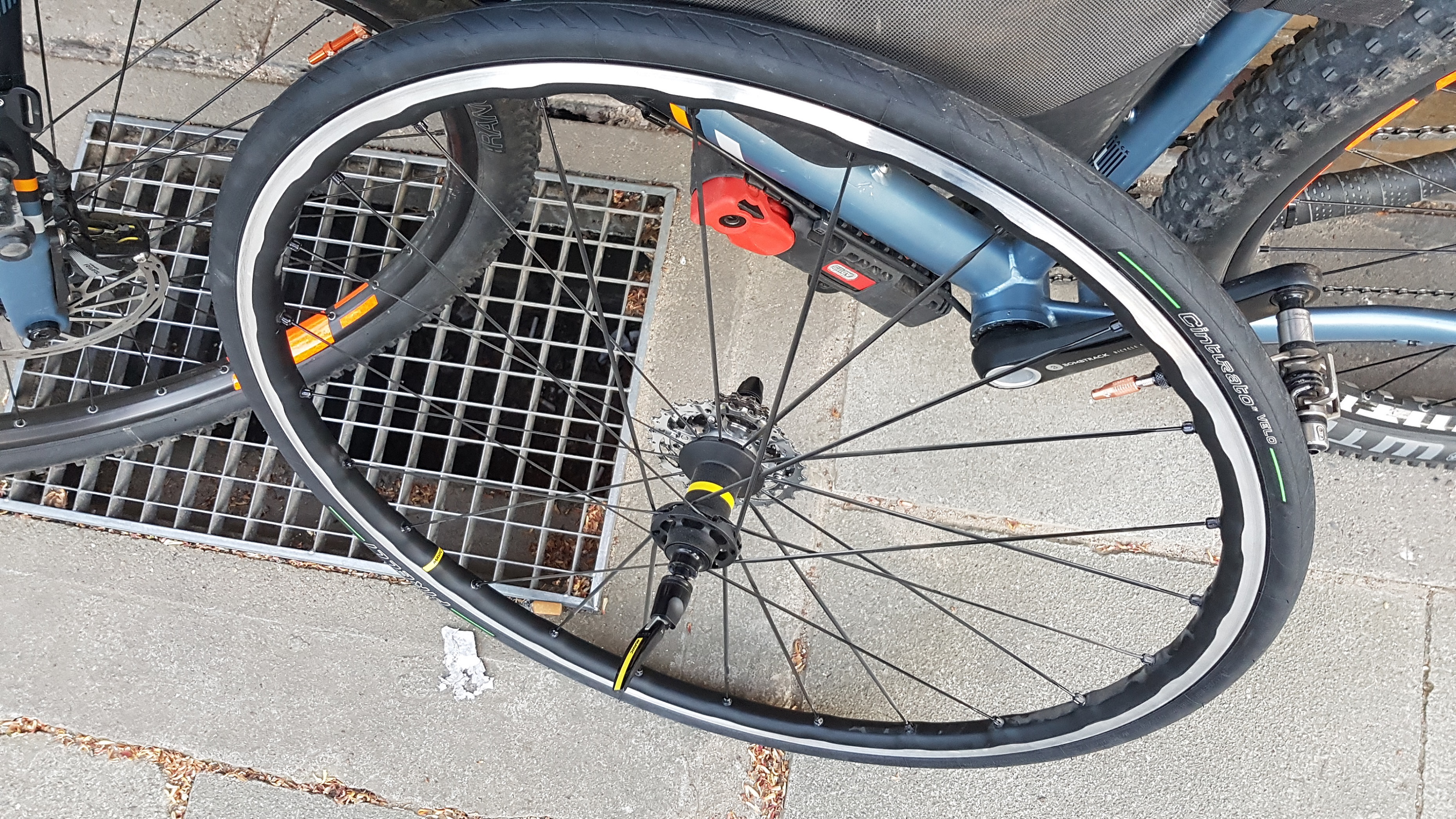 zurück von der Tankstelle, dank Kompressor sitzt er im Felgenrand