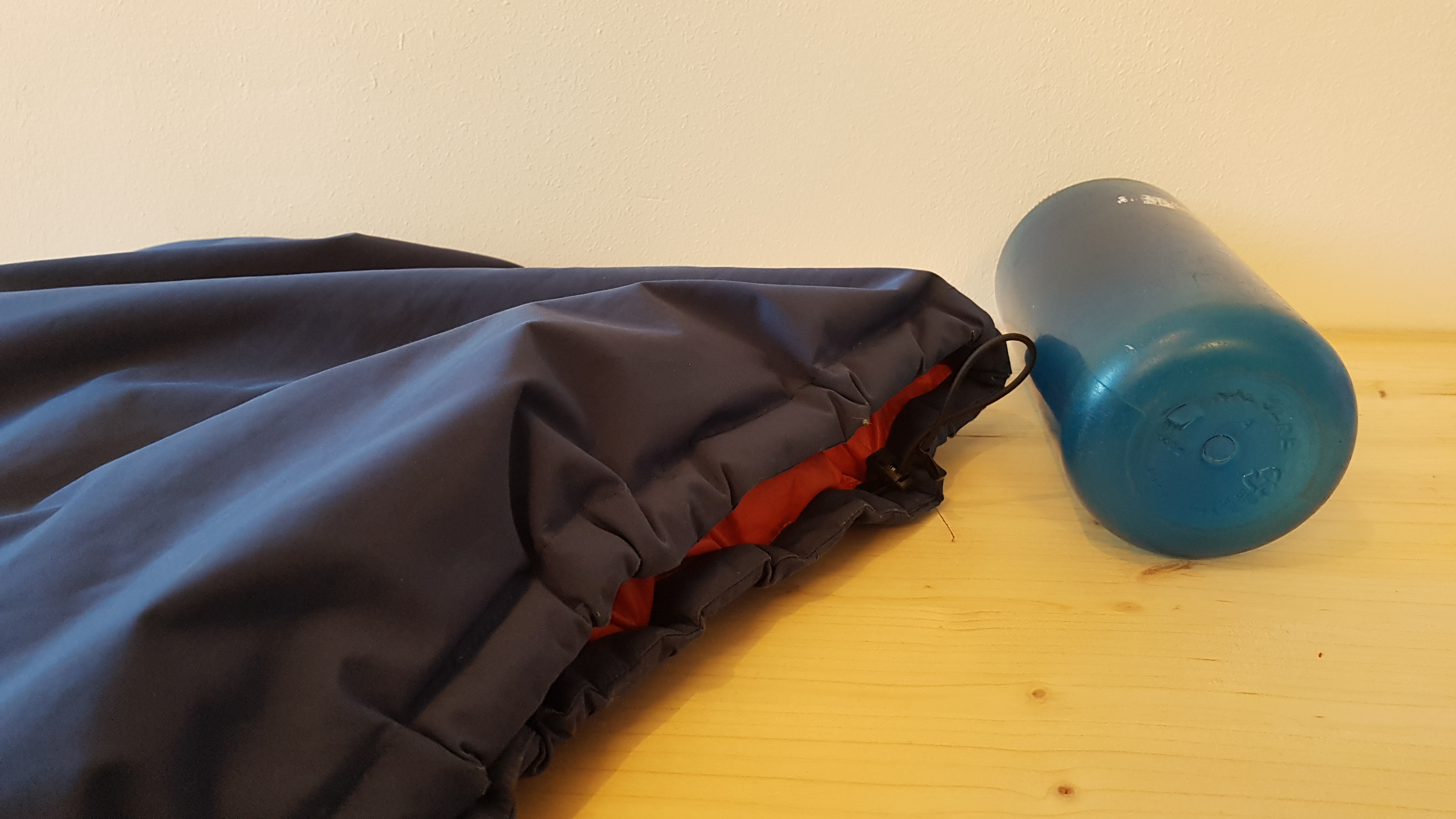 Dicke der Jacke im Vergleich zur Nalgene 1 L