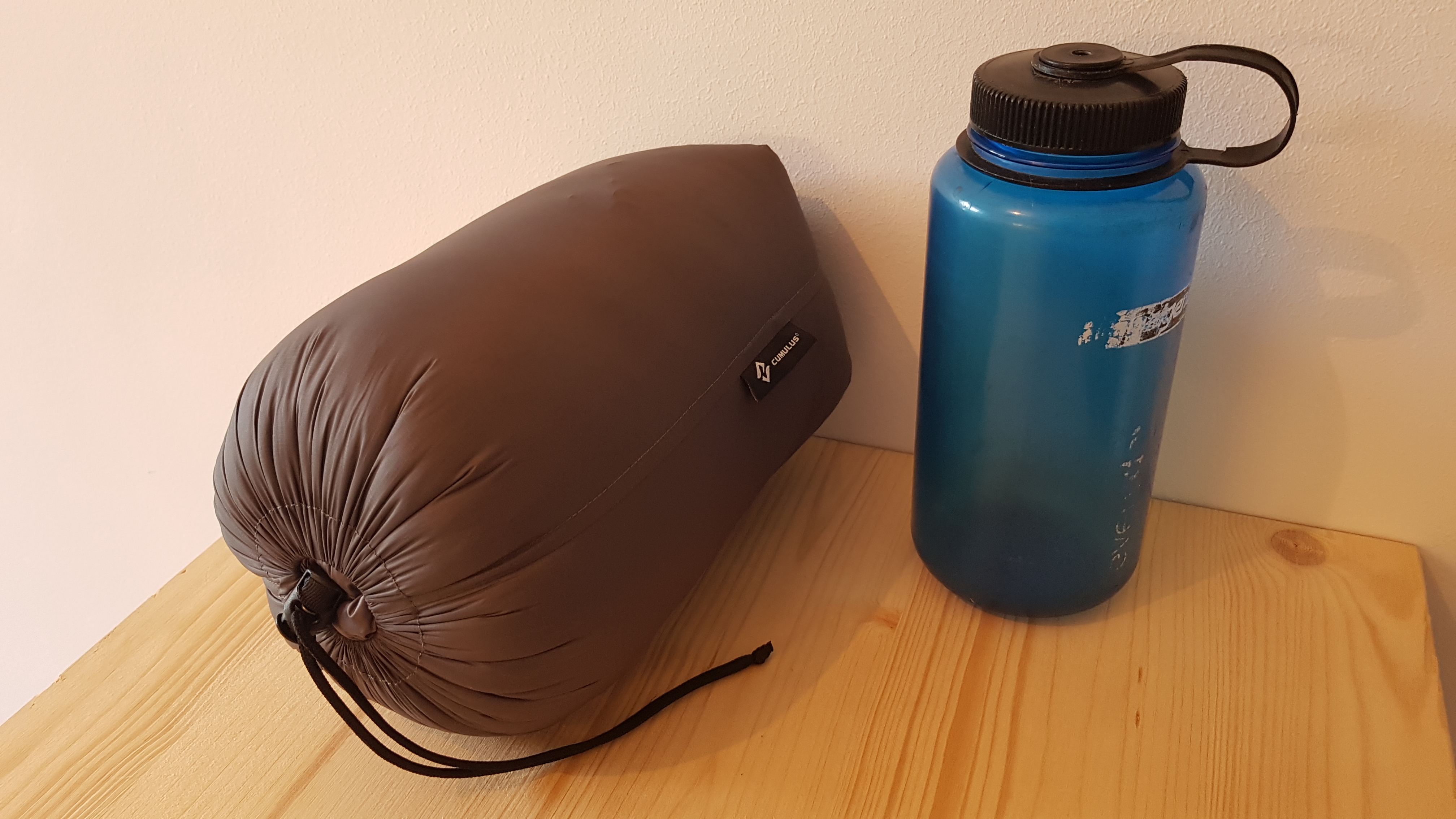 Größenvergleich Packmaß neben Nalgene 1 L