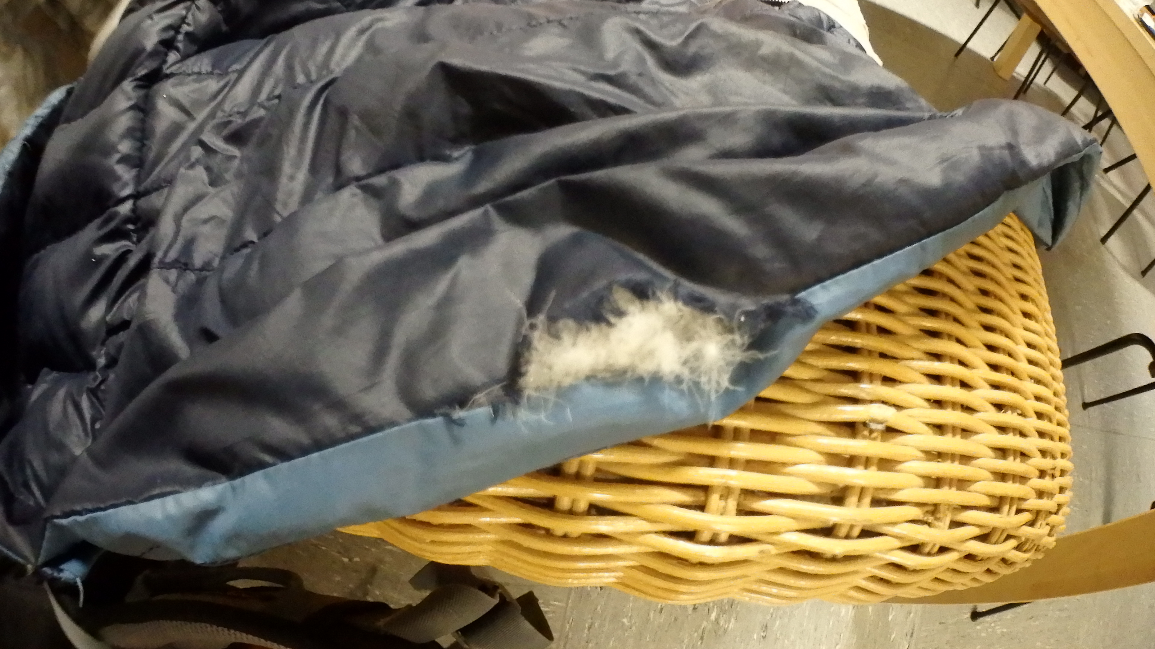 Loch in der blauen Jacke