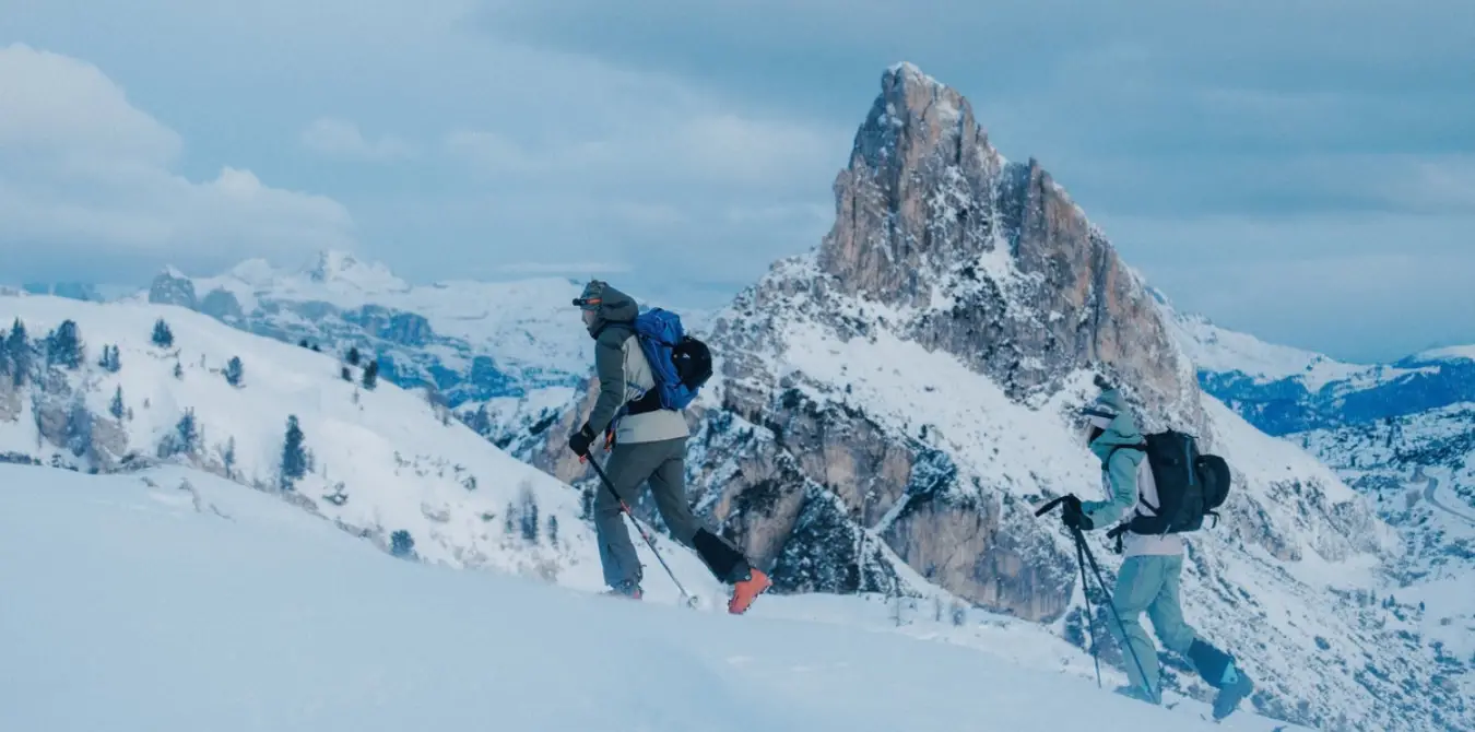 Das ideale Skitourenoutfit von Karpos: Wetterschutz versus Atmungsaktivität. Die Squall-Jacke und Hose