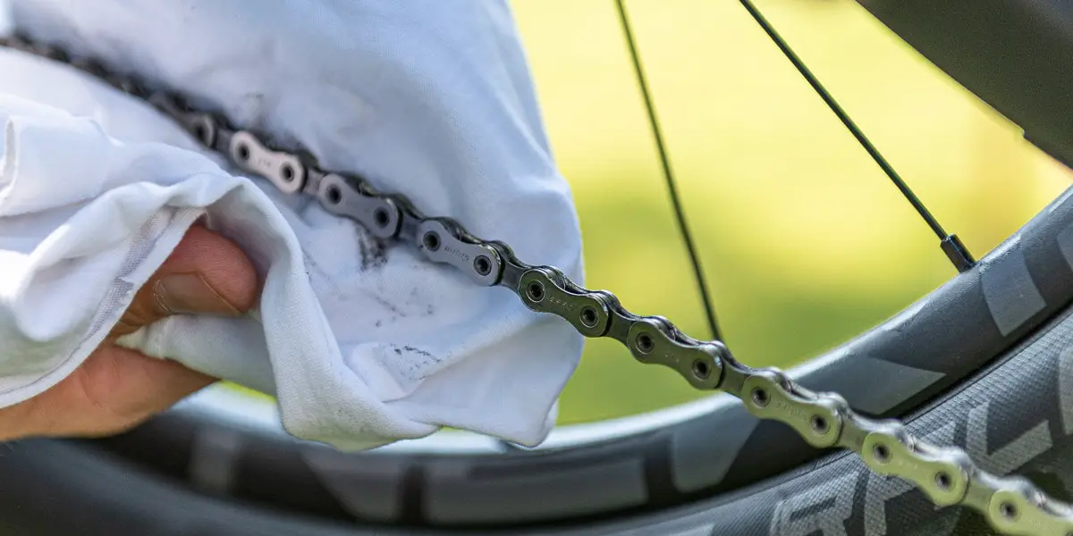 Bike-Pflege: Reinigung der Fahrradkette, der Kettenblätter und des Schaltwerks