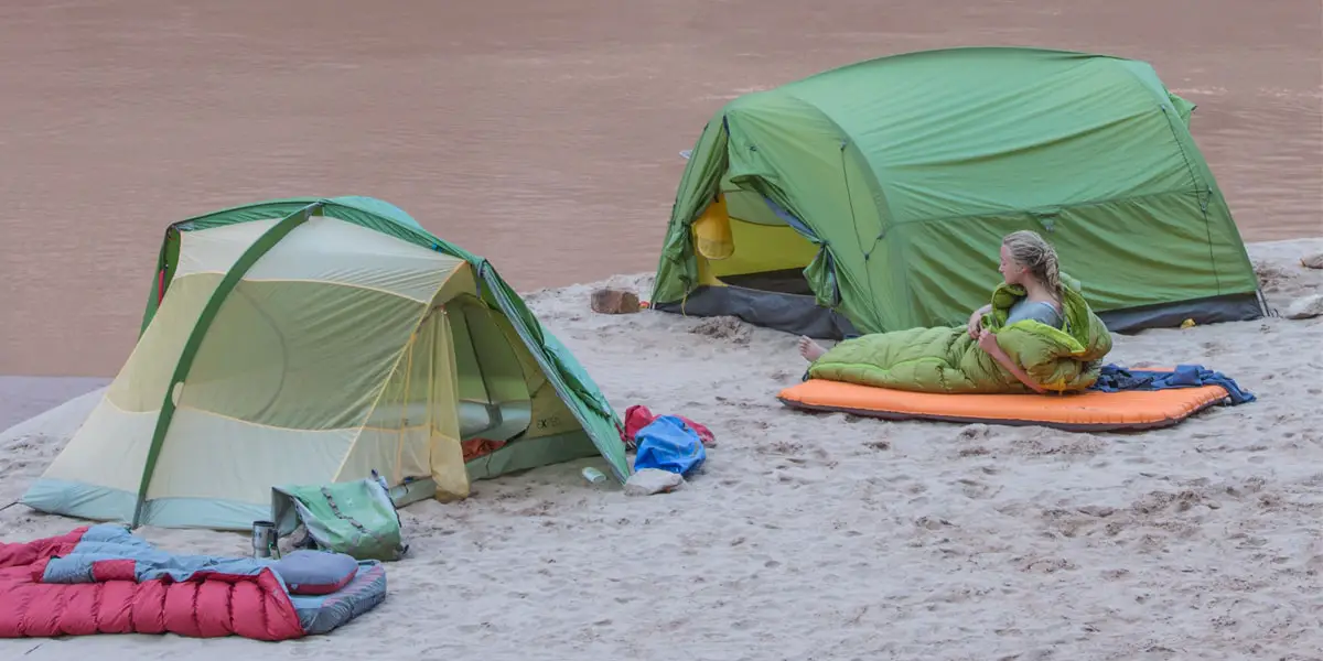 Auch im Basecamp bieten Ultraleichtmatten einen hervorragenden Komfort_Isomatten