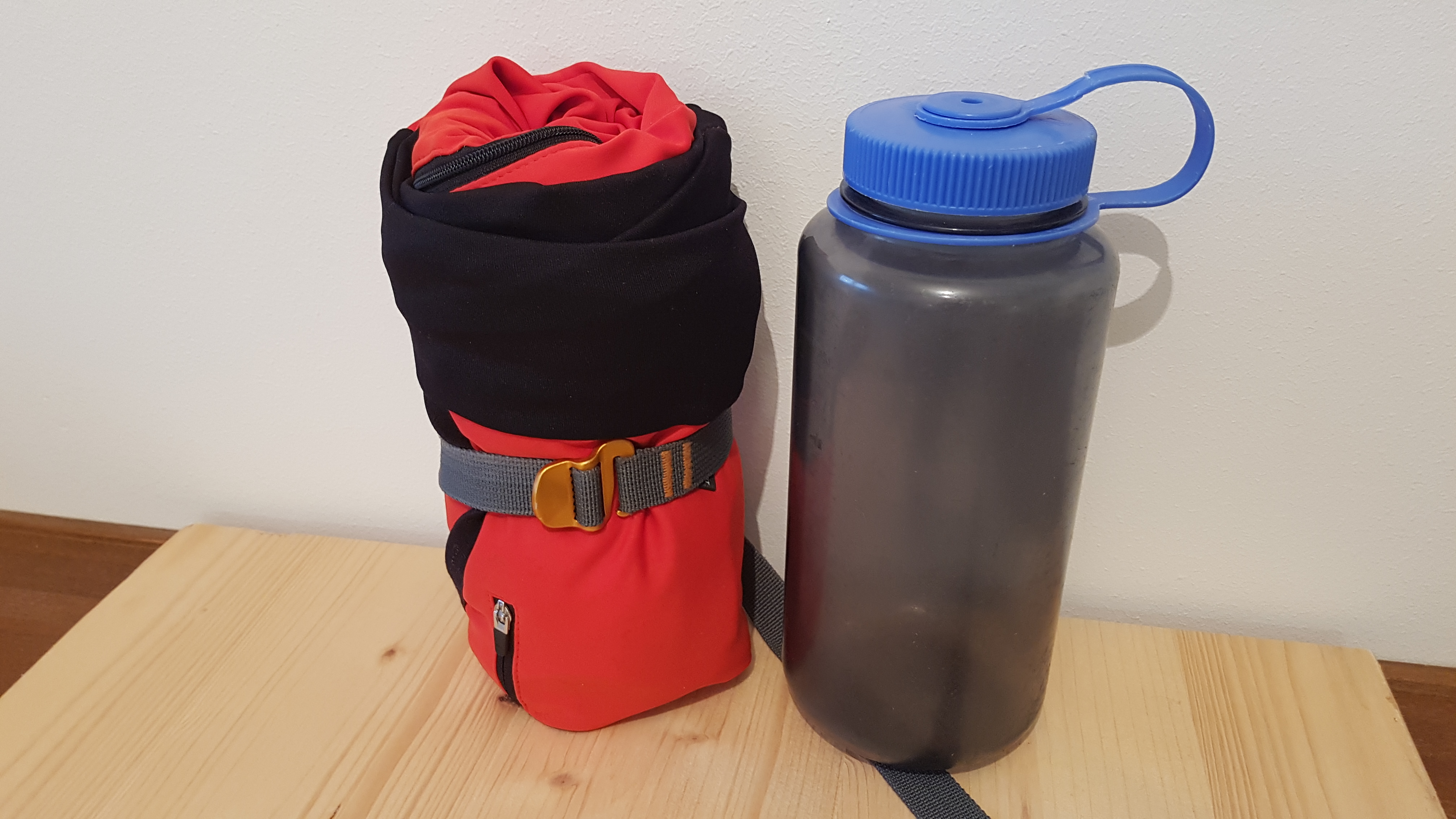 zusammengerollt neben Nalgene 1L