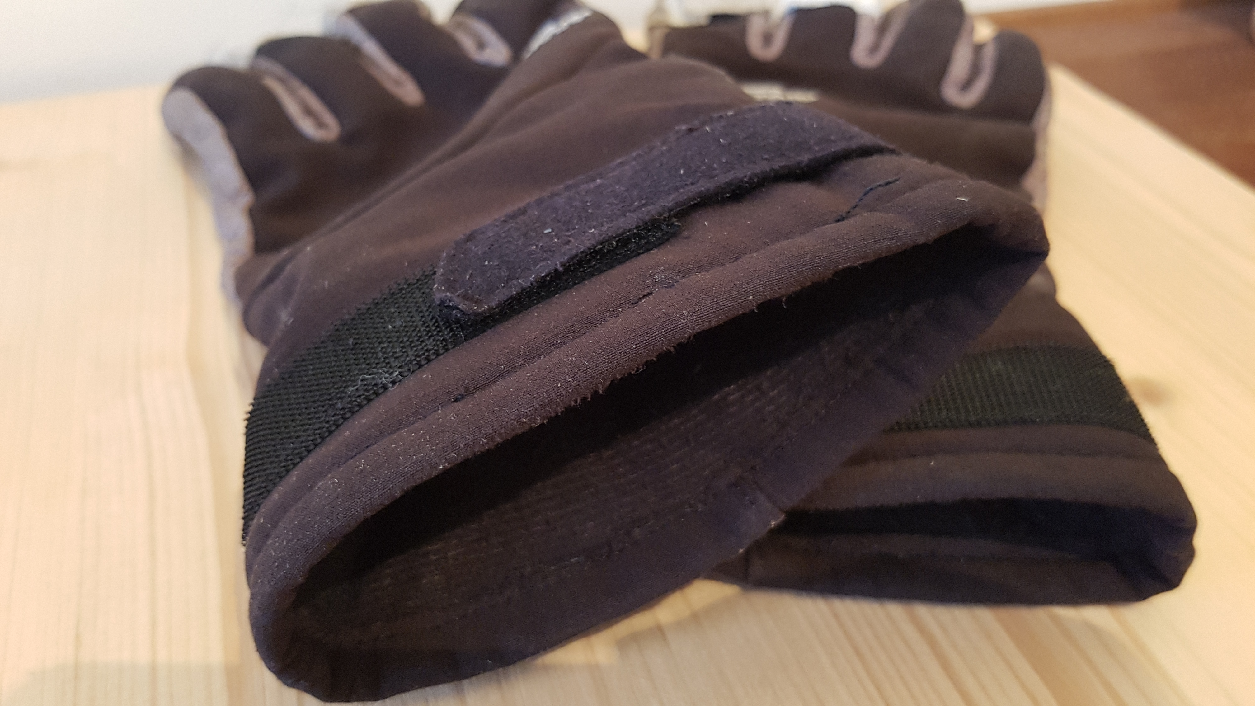 Handschuhsaum mit Klettriemen