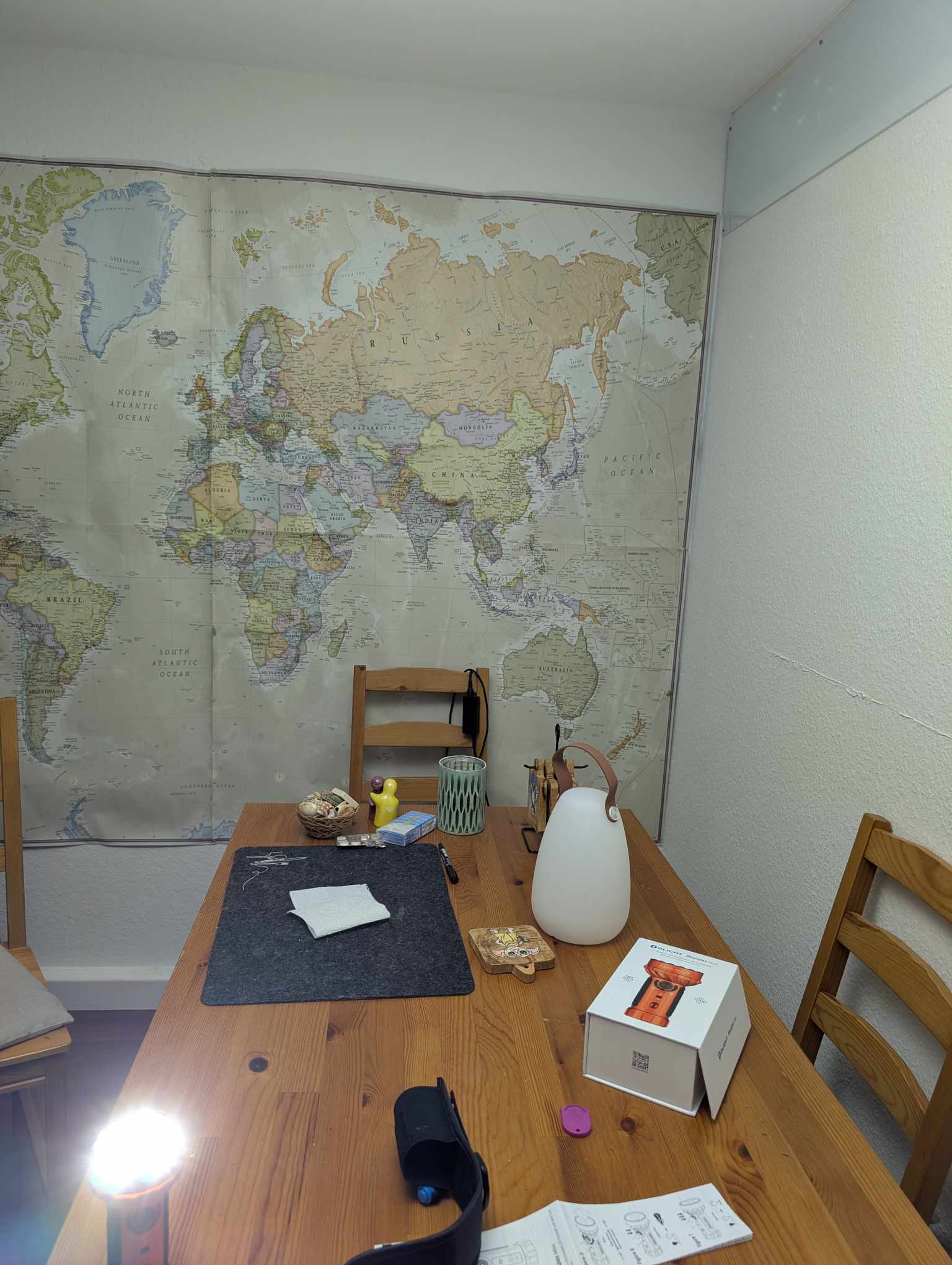 Mam sieht ein helles Zimmer 