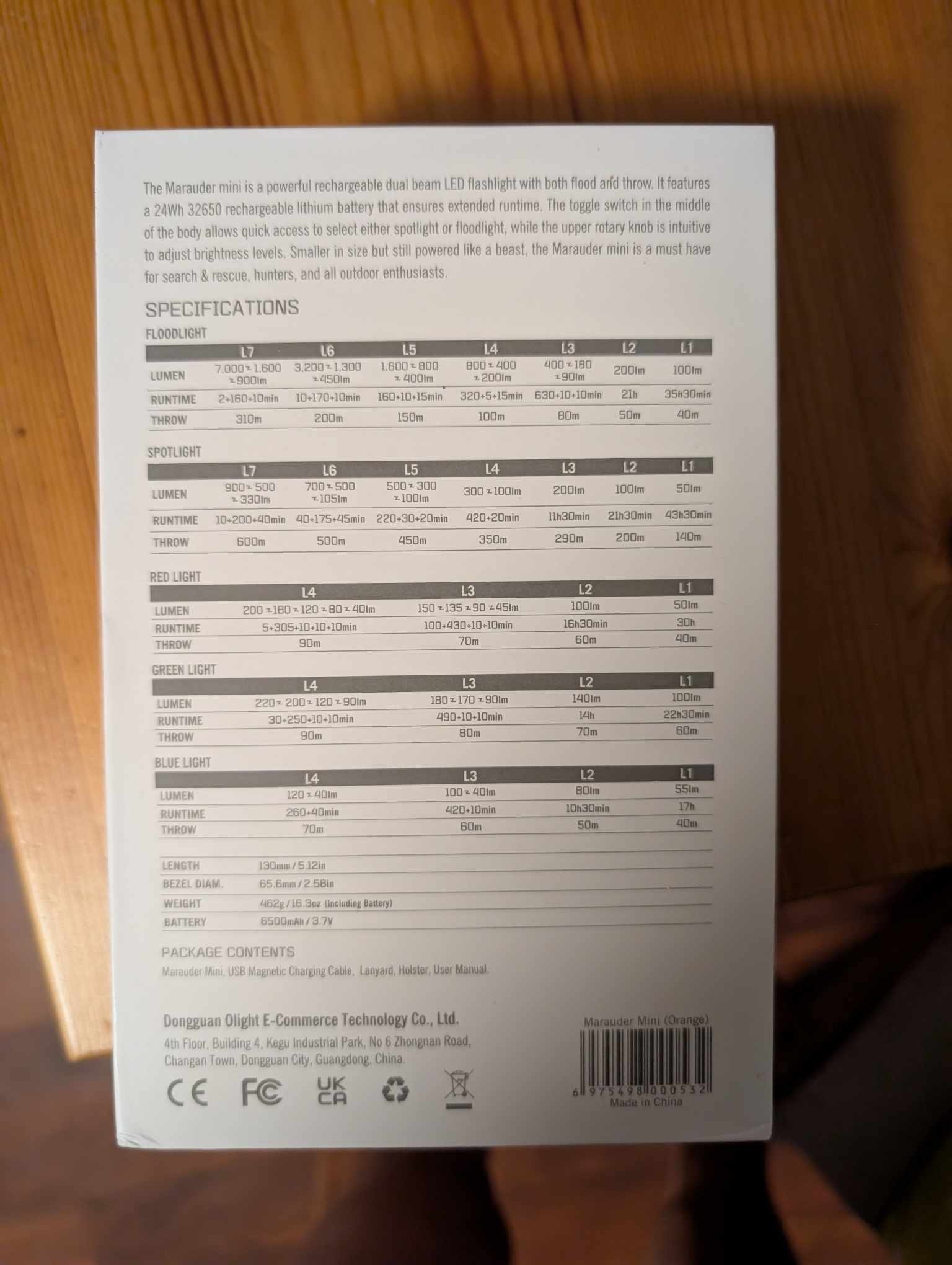 Mam sieht die Rückseite der Packung mit Kurzform der technischen Daten 