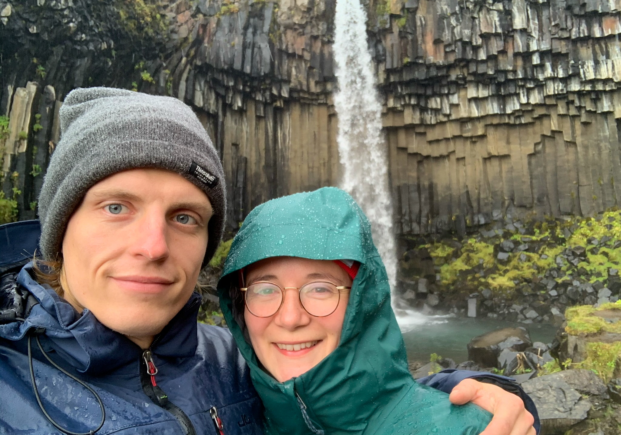 Regenjacke vor Wasserfall