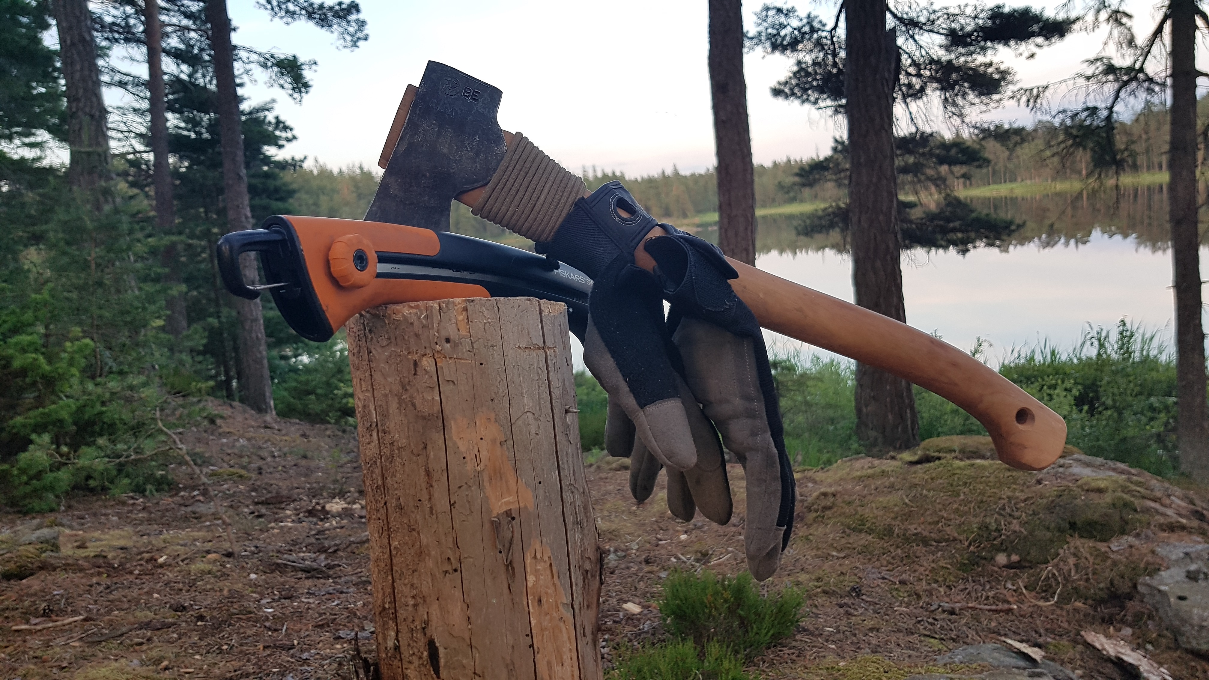 ganzes Setup mit Beil, Säge und Handschuhen