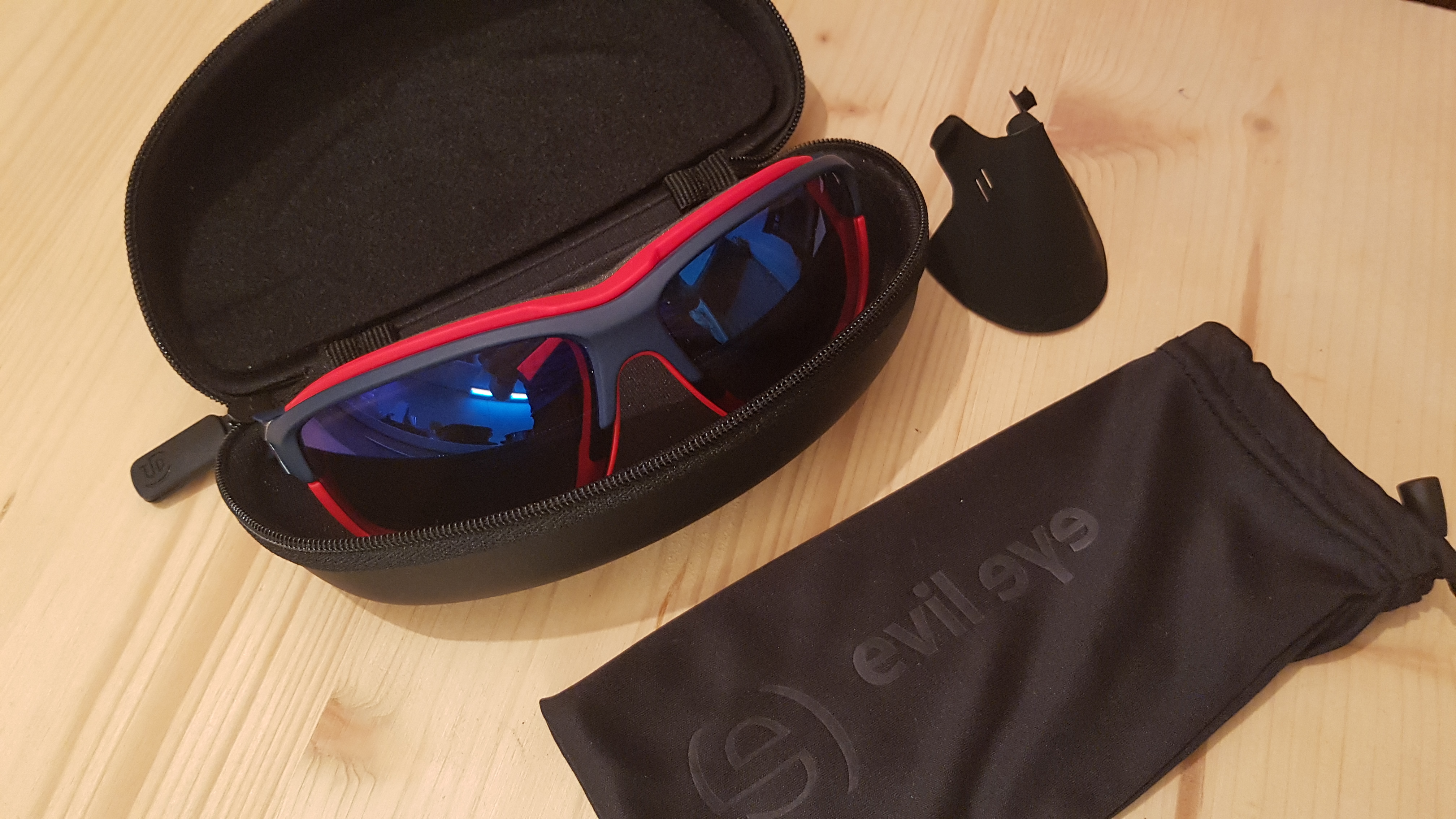 Brille auf dem Mikrofaserbeutel