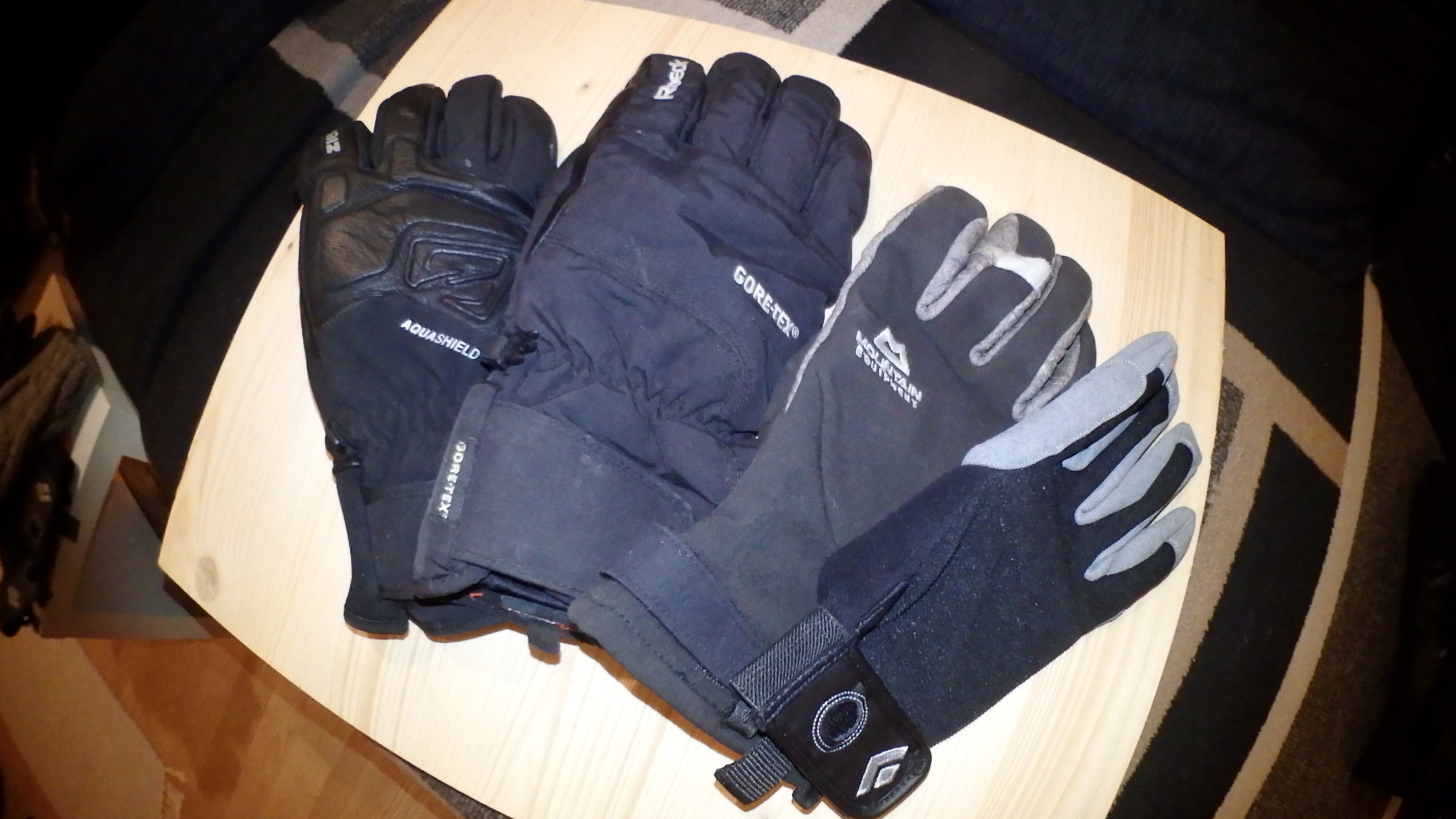 neben anderen Handschuhen