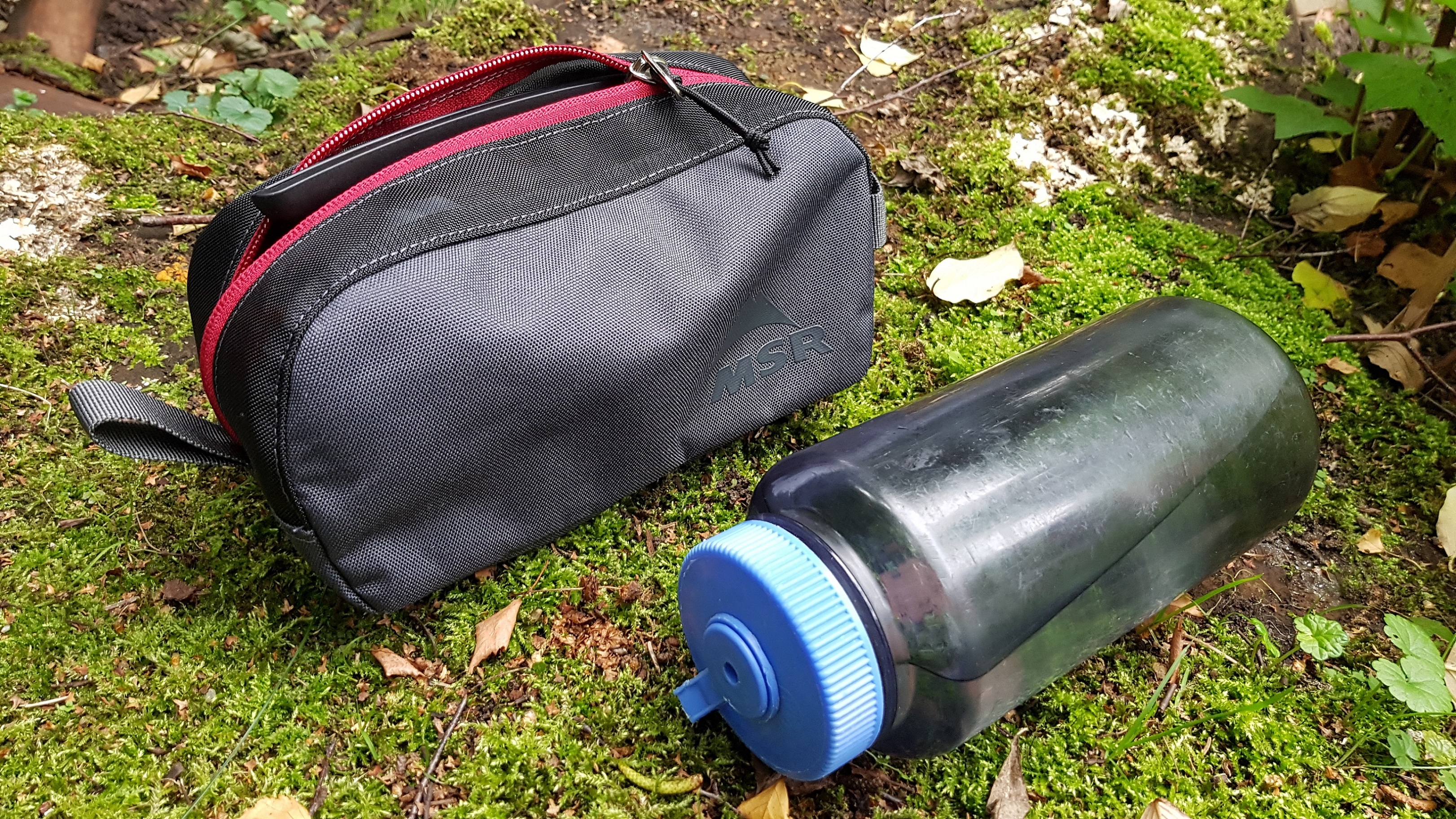 Filter in Packtasche neben Nalgene Flasche 1 L