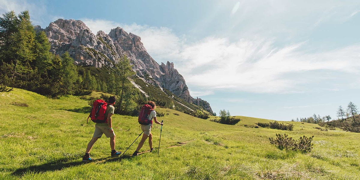 7_Saftig grüne Wiesen und karge Felsformation sind im Nationalpark Belluneser Dolomiten nicht nur auf den Eterni Piani zu finden_Roberto de Pellegrin