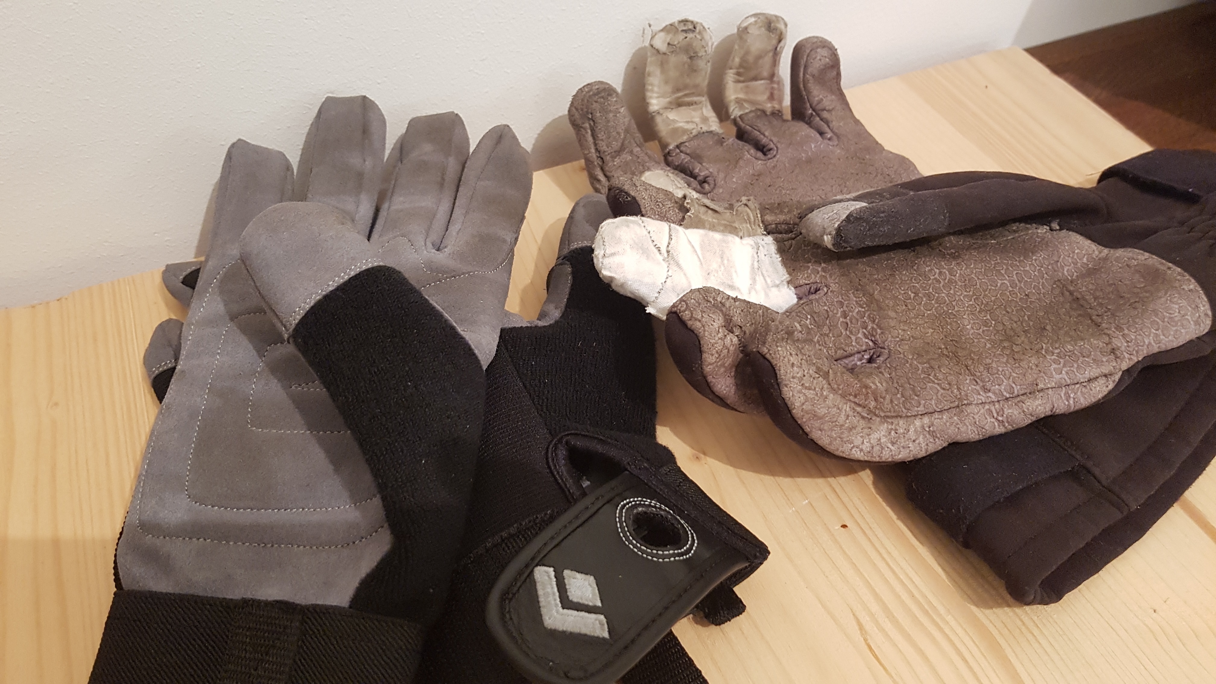 neben dünnen und robusten Kletterhanschuhen