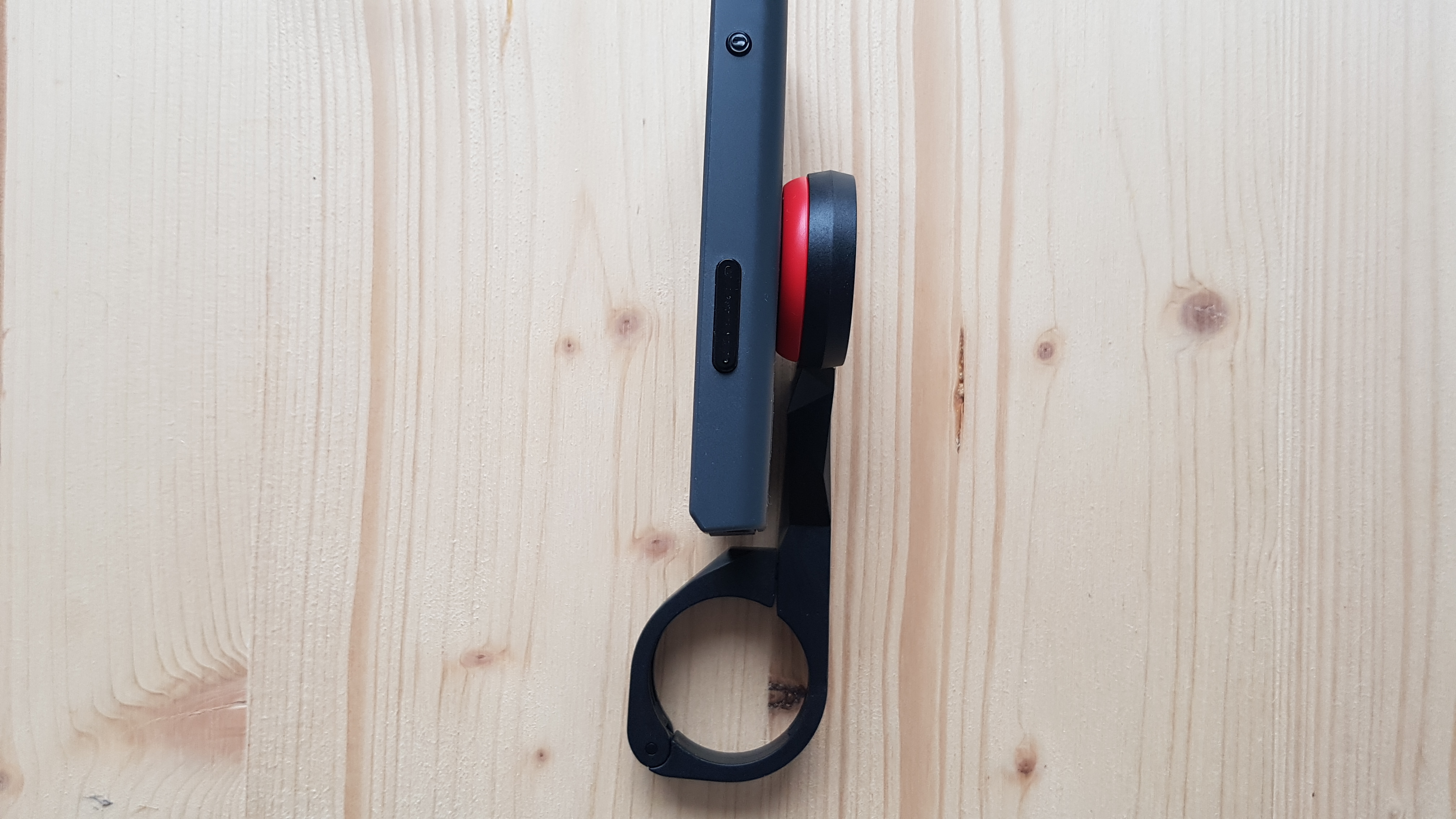 Gerät auf Haltearm von der Seite