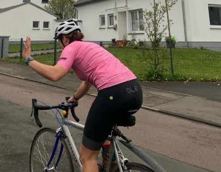 man sieht den schnitt am rücken in sitzposition auf dem rad