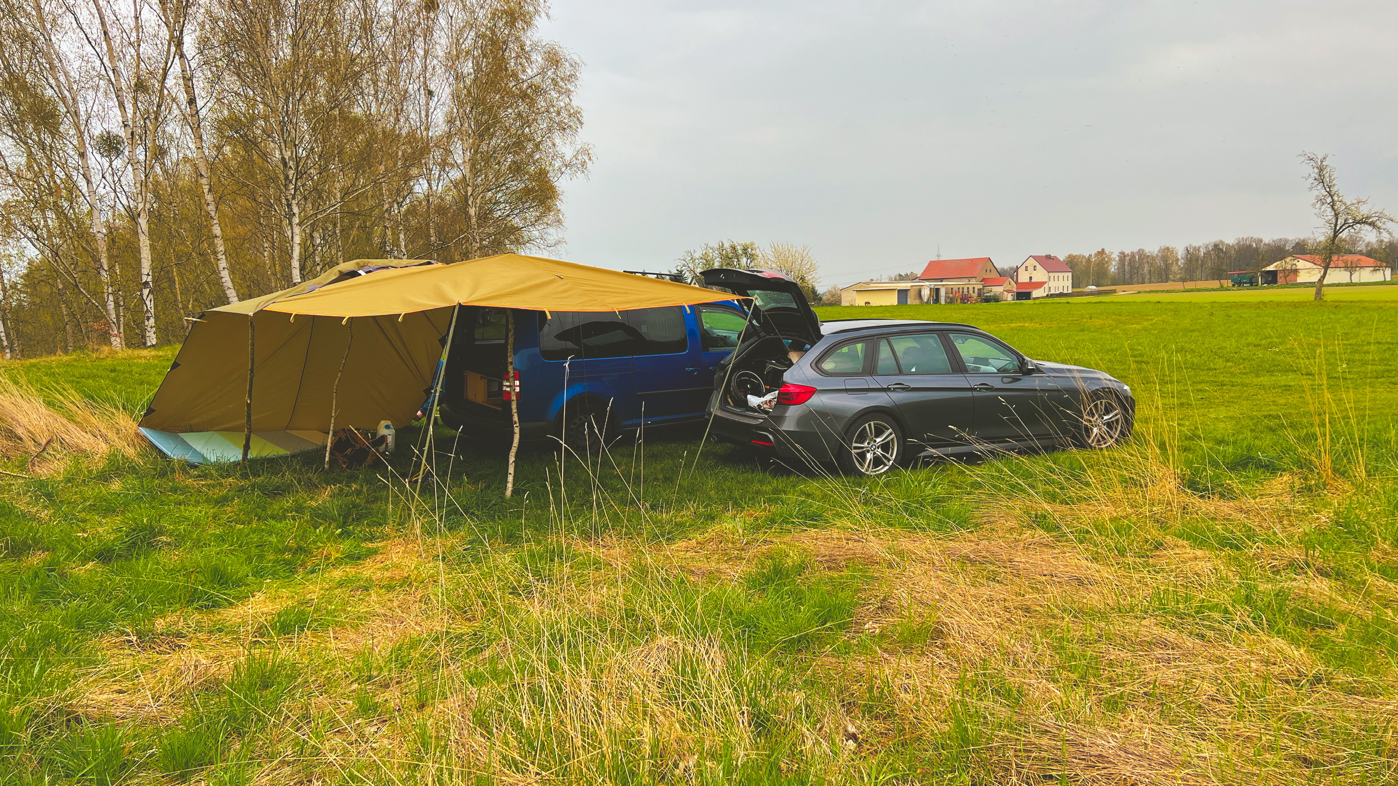 Tageslager mit den Autos