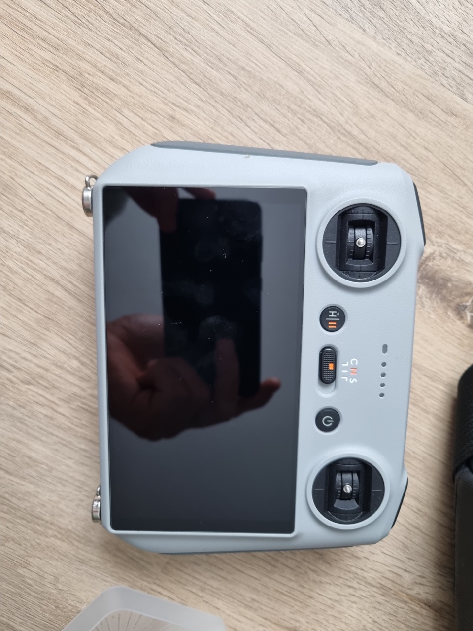 Bedienungscontroller. Steuerknüppel sind abschraubbar um das Packmaß zu reduzieren.