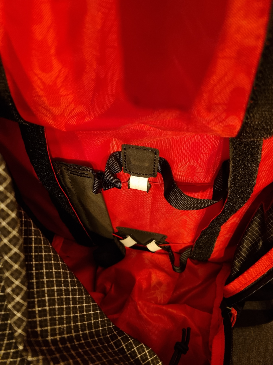 Befestigung des Brustgurtes im Rucksack. Man kann die Schnüre sehen, mit denen das BOA System den Rucksack nah an den Träger zieht.