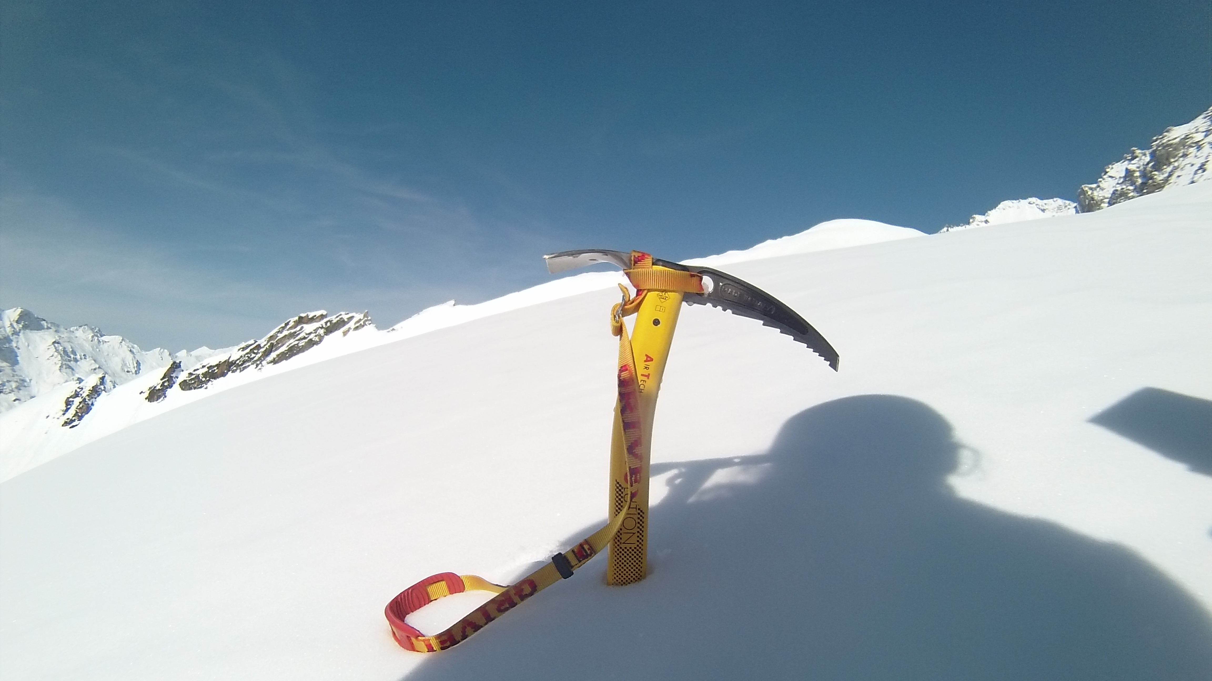 Pickel im Schnee