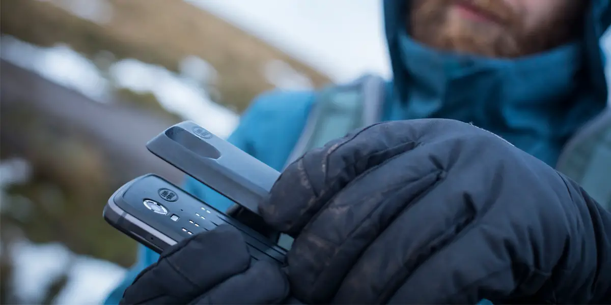 Das Land Rover Explore Outdoor Smartphone verfügt über eine erstklassige Akkuleistung - ein Zusatzakku wird einfach per Magnet angedockt