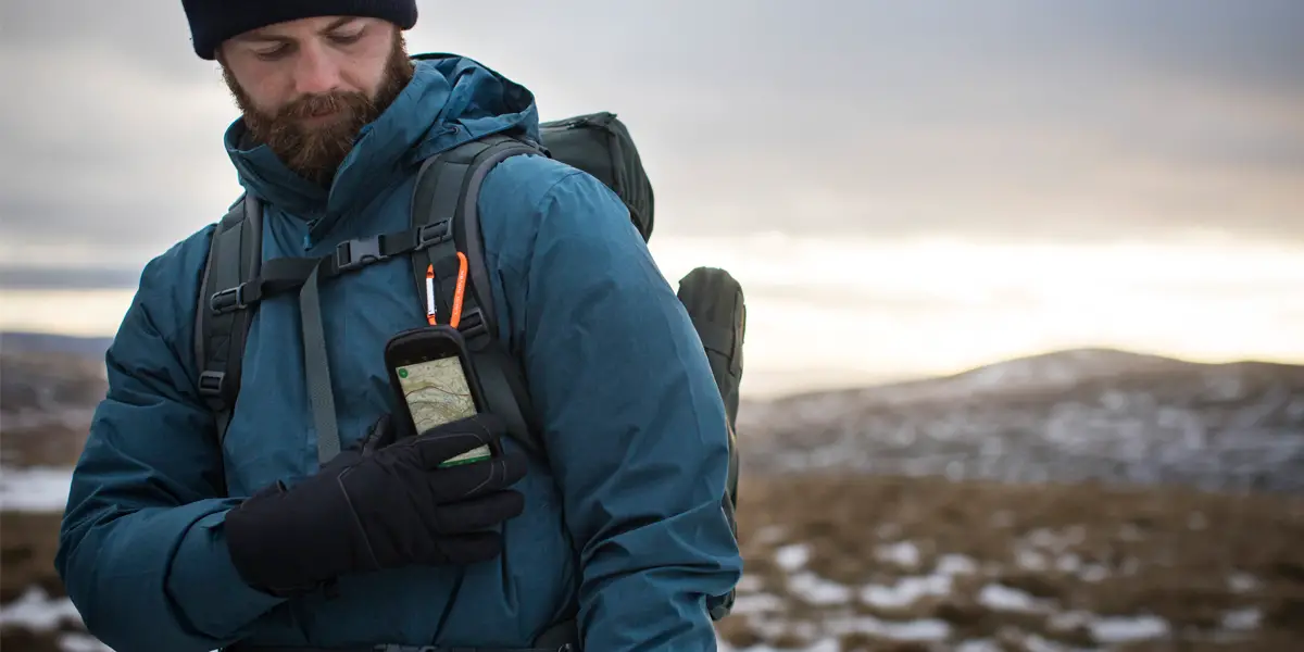 Immer am Mann und sofort griffbereit: Das Outdoor-Smartphone kann nicht nur viel ab, sondern es muss auch immer schnell erreichbar sein