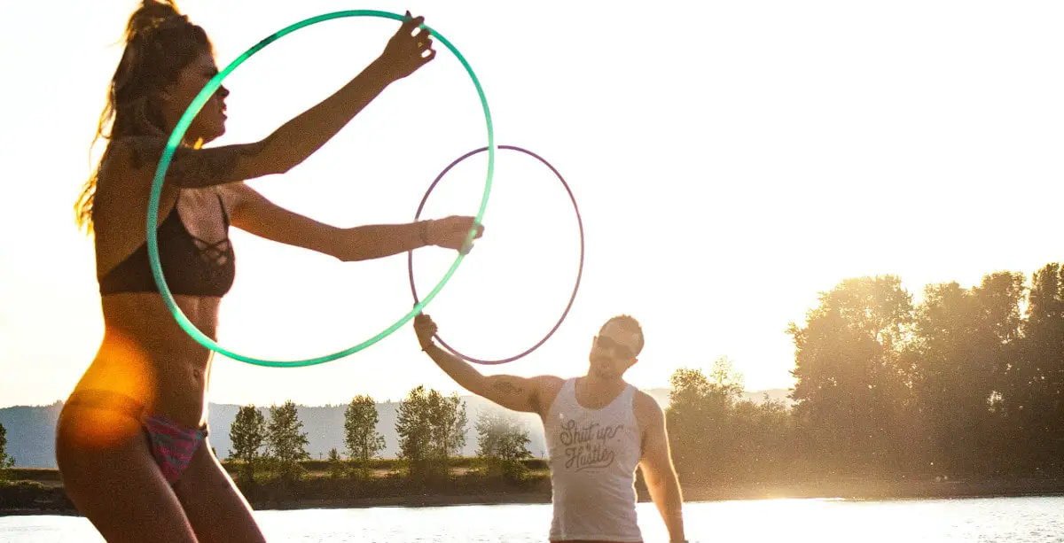 Hula Hoop kann man alleine oder in der Gruppe ausüben