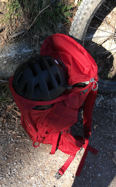 Helm im Fach