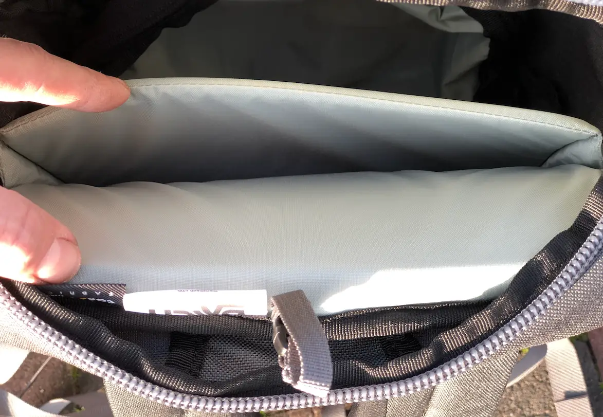 Öffnung Laptopfach