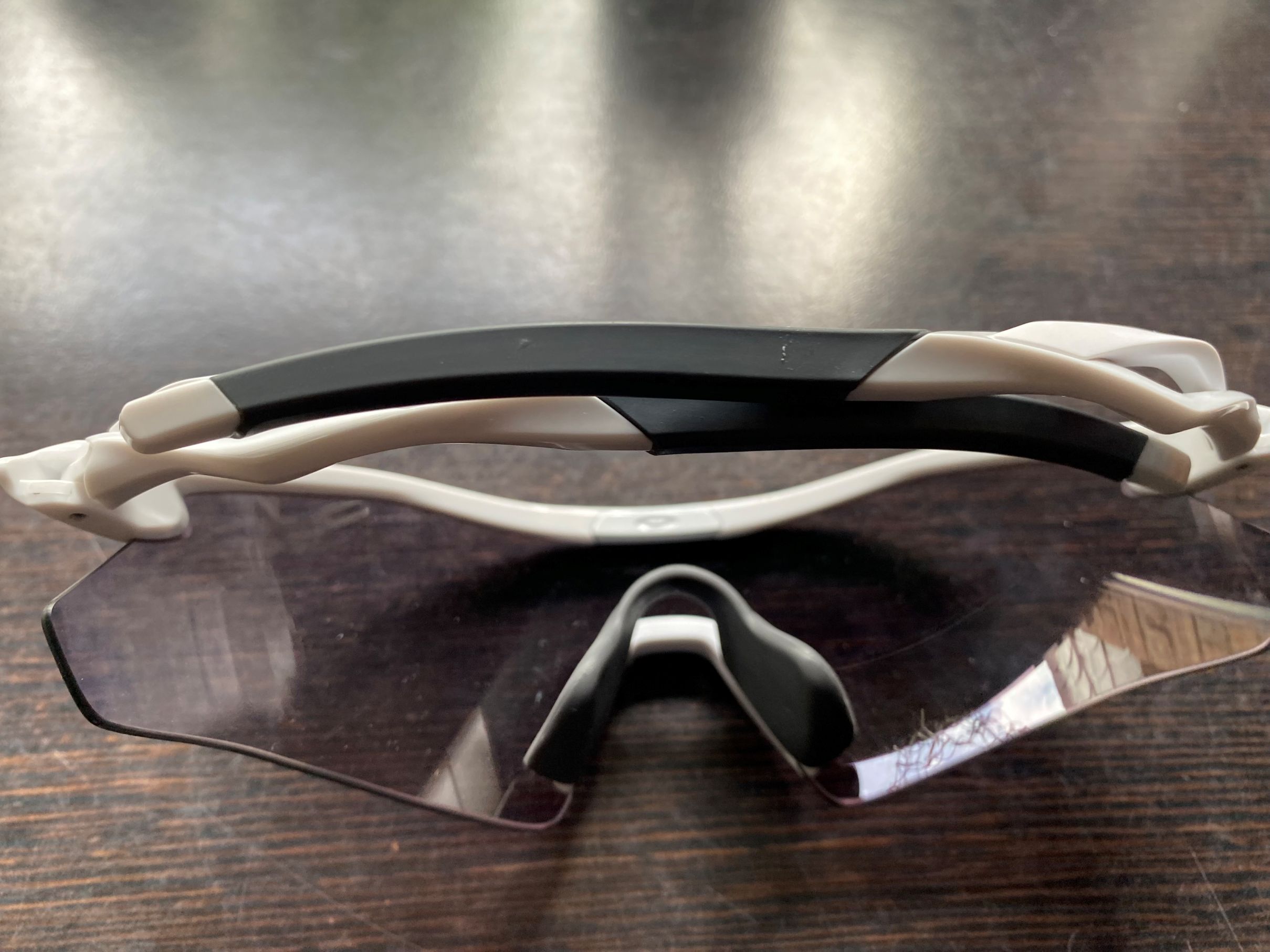 Die eng anliegenden Bügel mit Gummi Überzug soregn dafür, das die Brille sicher am Kopf sitzt und in der Bewegung an Ort und Stelle bleibt, ohne zu verrutschen.