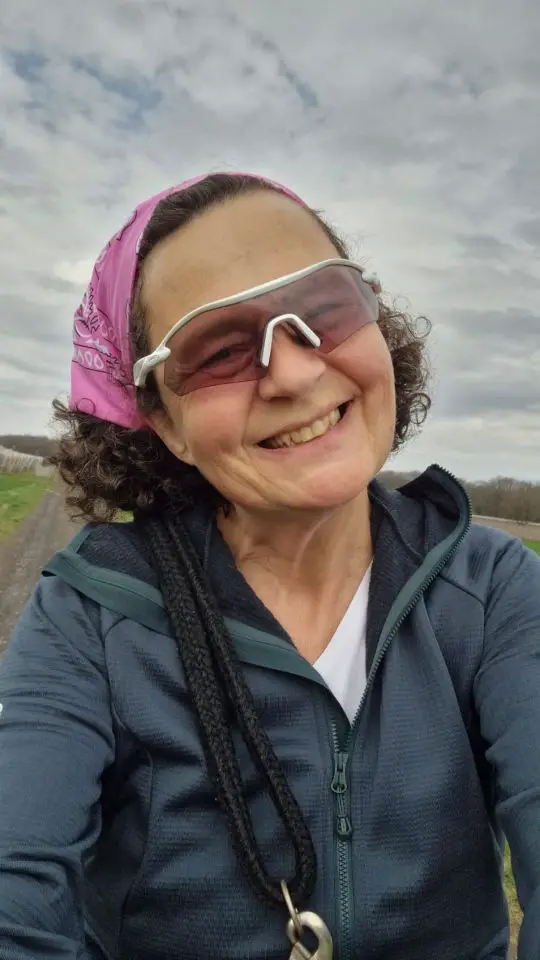 Die federleichte Sportbrille sitzt auffallen sicher und schützt dabei die gesamte Augenpartie.