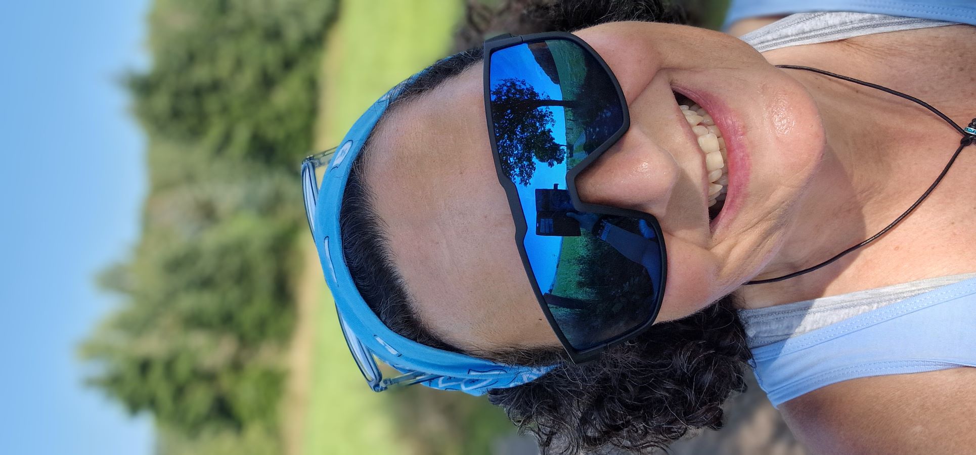 Blauer Sonnenschutz bei intensiver Sonneneinstrahlung
