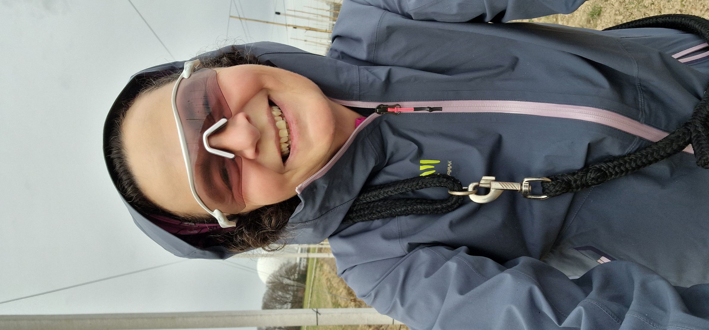 Die unten randlosen Gläser lassen kaum Wind durch uns schützen die Augen auch vor Regen und Schnee