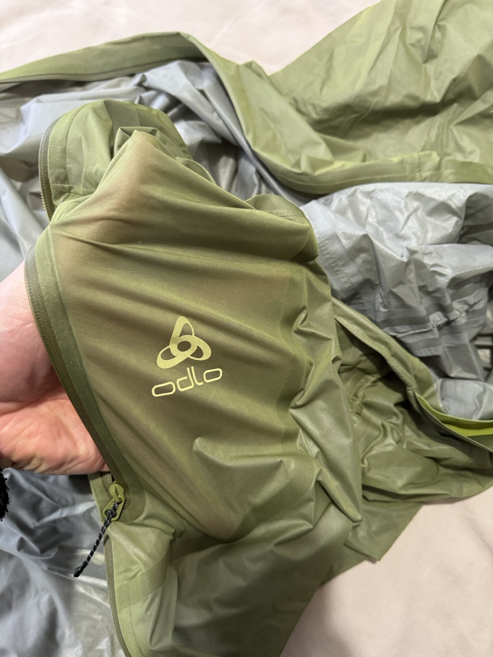Brusttasche, ausreichend groß für ein normales Handy