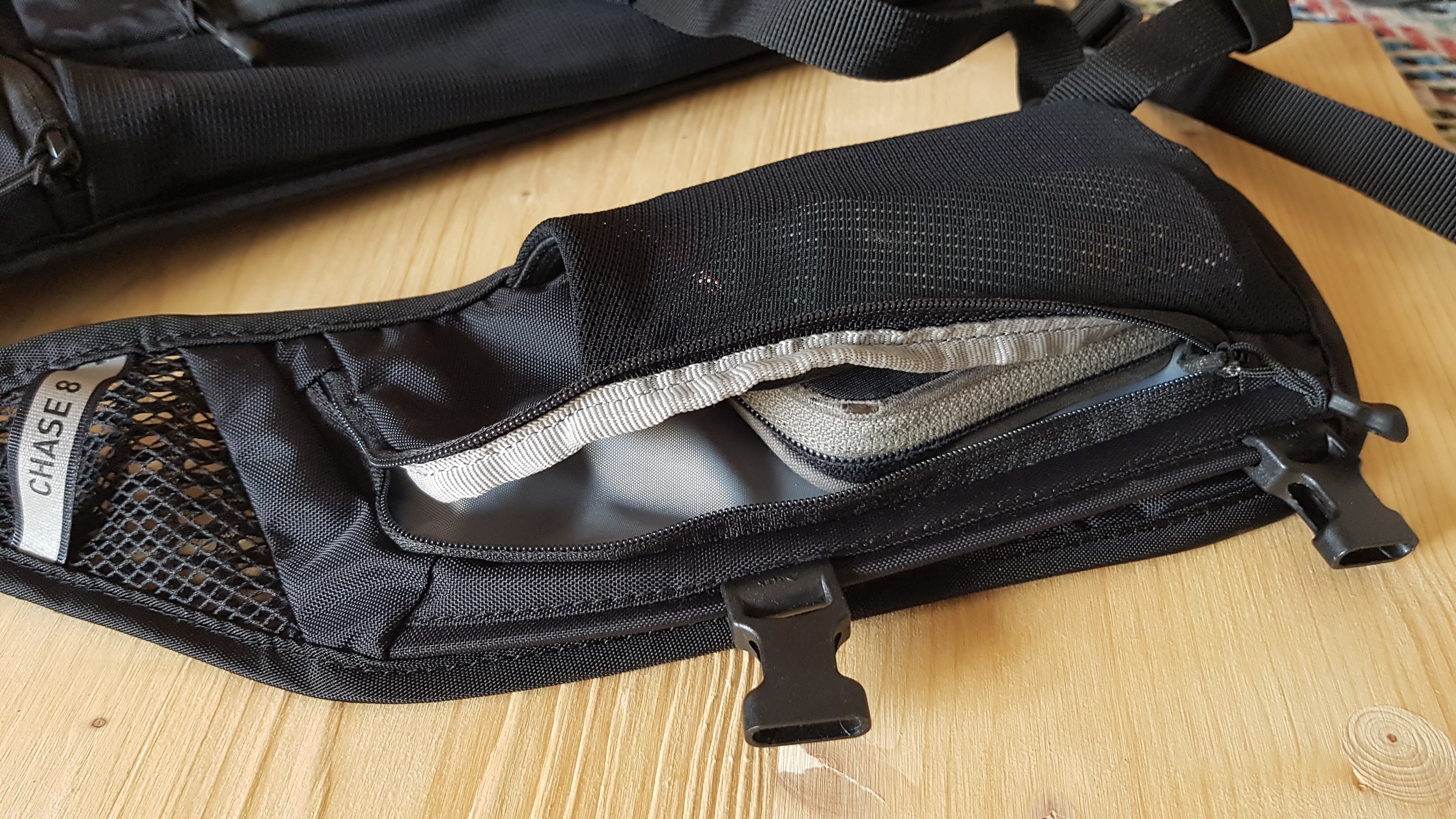 Reisverschluss-Tasche links