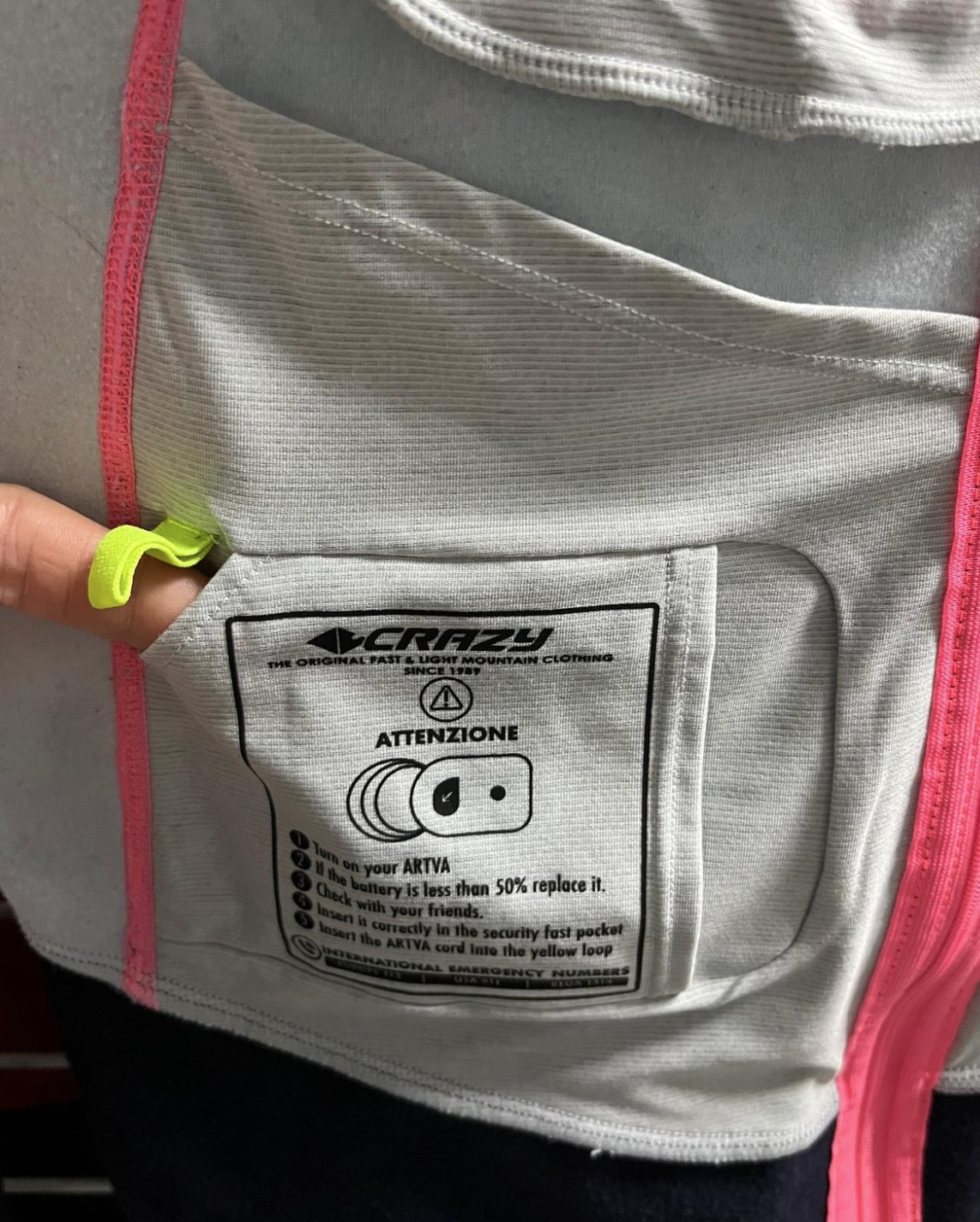 Verbindungsloch zur Tasche unter der Neon-Schlaufe zu sehen