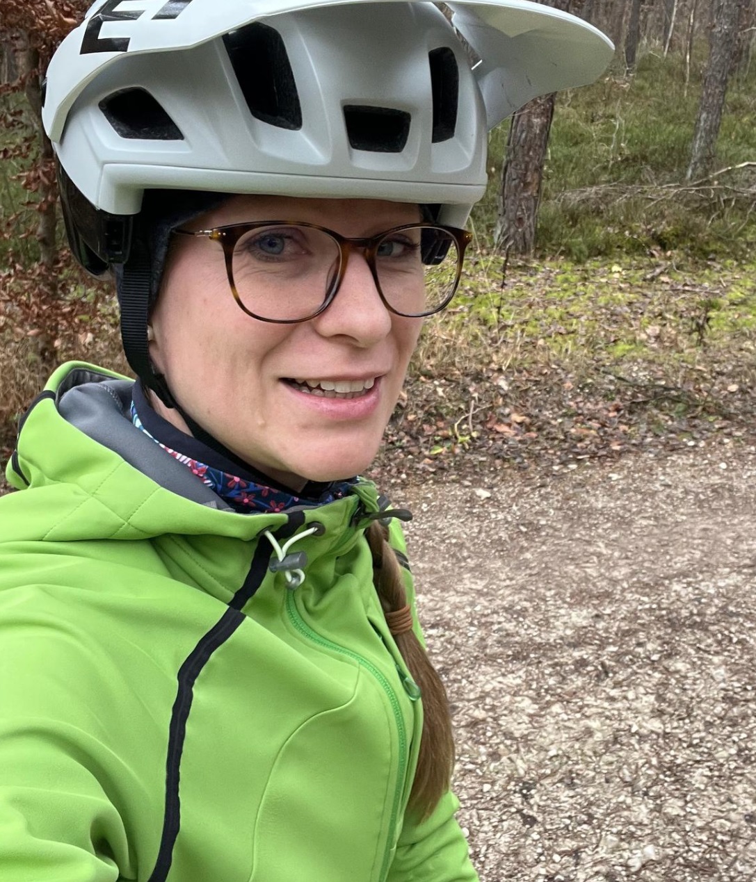 Stehkragen unter der geschlossenen Jacke kaum zu erkennen