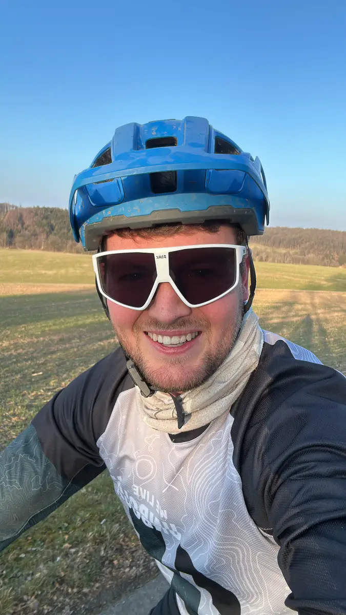 Brille sitzt beim Biken