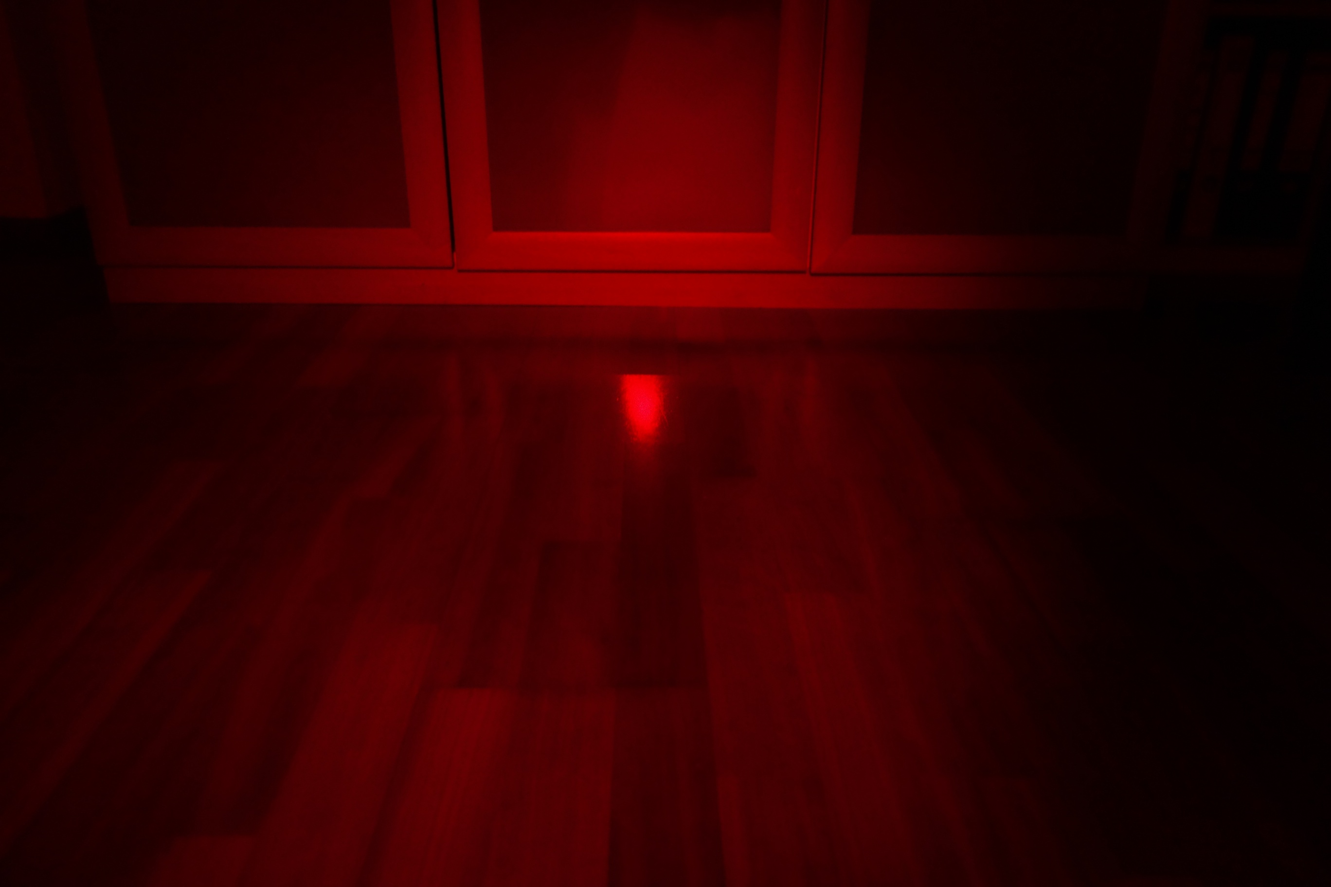 Blick ins Zimmer mit der roten LED