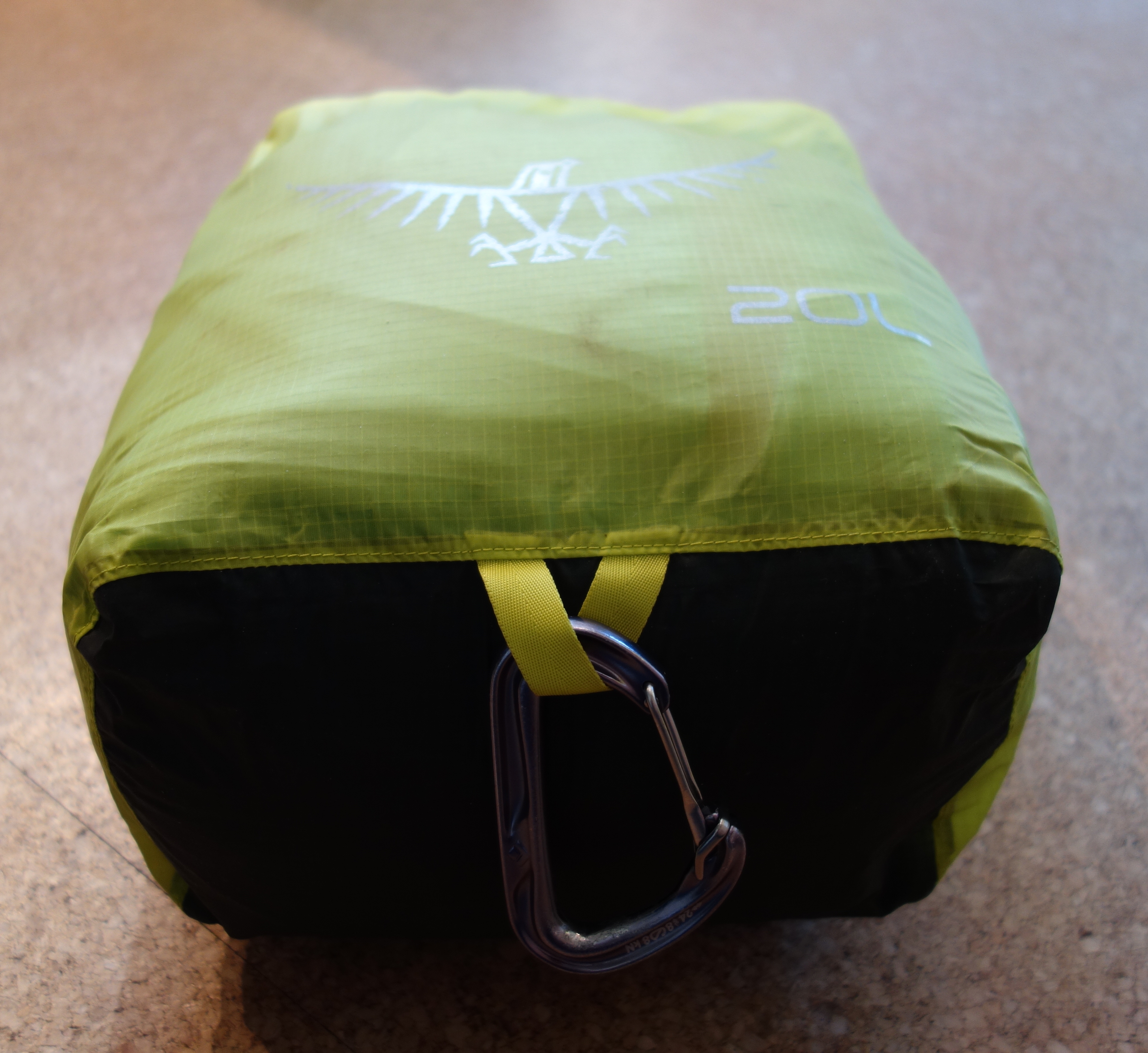 Die Befestigungsschlaufe am Boden des Packsacks