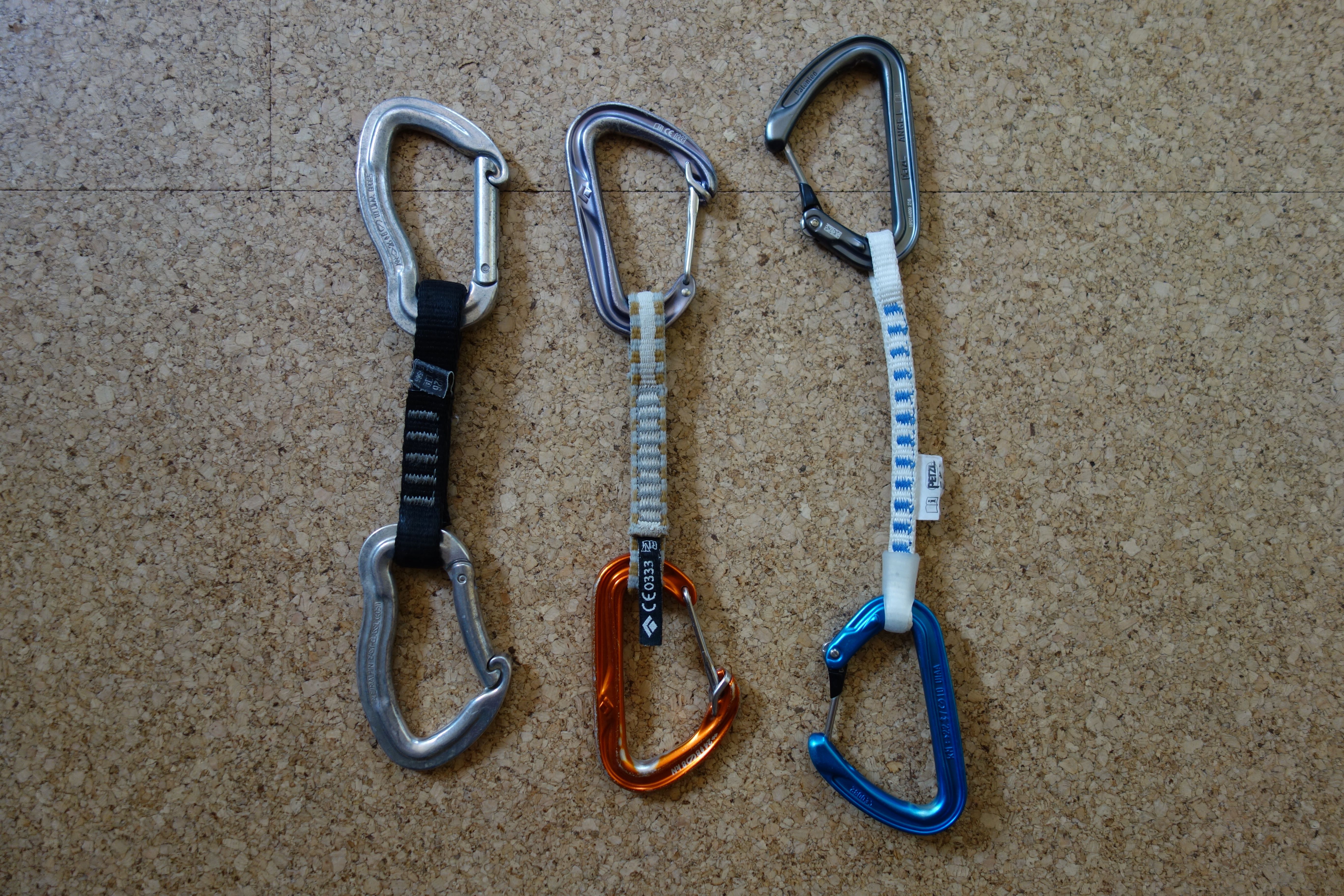 Eine alte AustriaAlpin, eine Black Diamond Hoodwire und eine Petzl Ange L Expresse