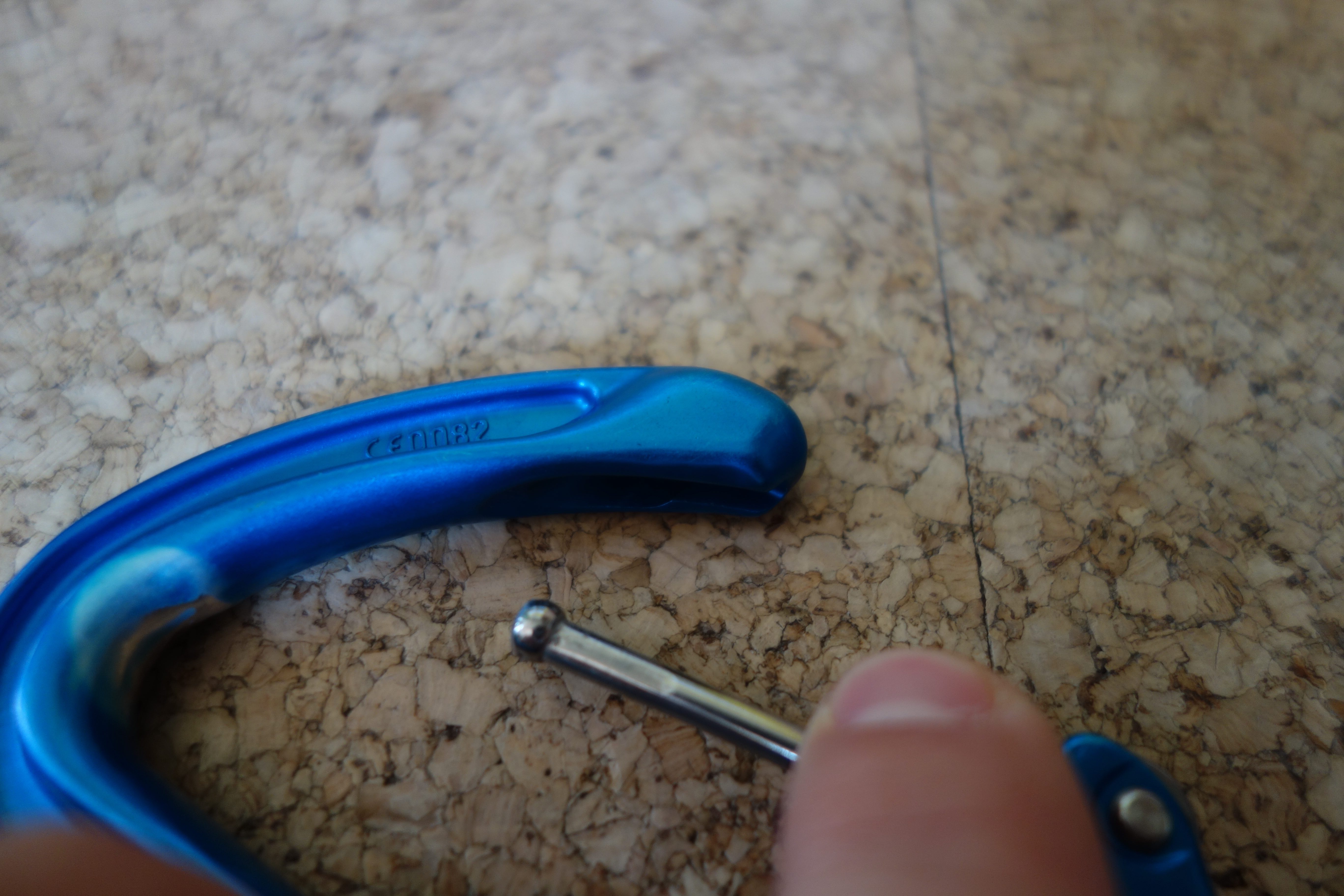 Die Variante von Petzl, die Nase zu umgehen: Der kleine Drahtbügel verschwindet komplett im restlichen Schnapper