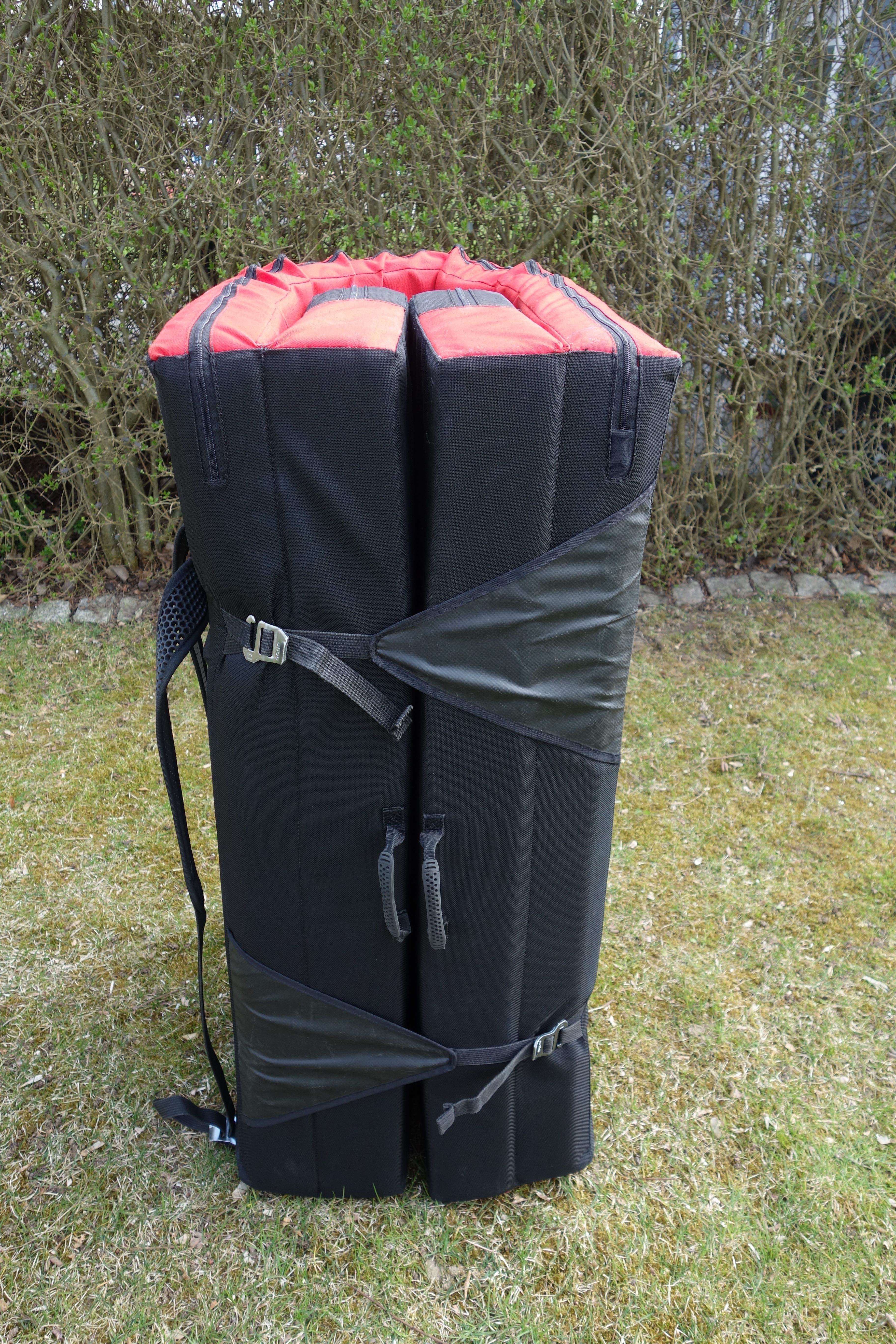 Das zusammengepackte Crashpad von der Seite mit den Riemen und Schnallen