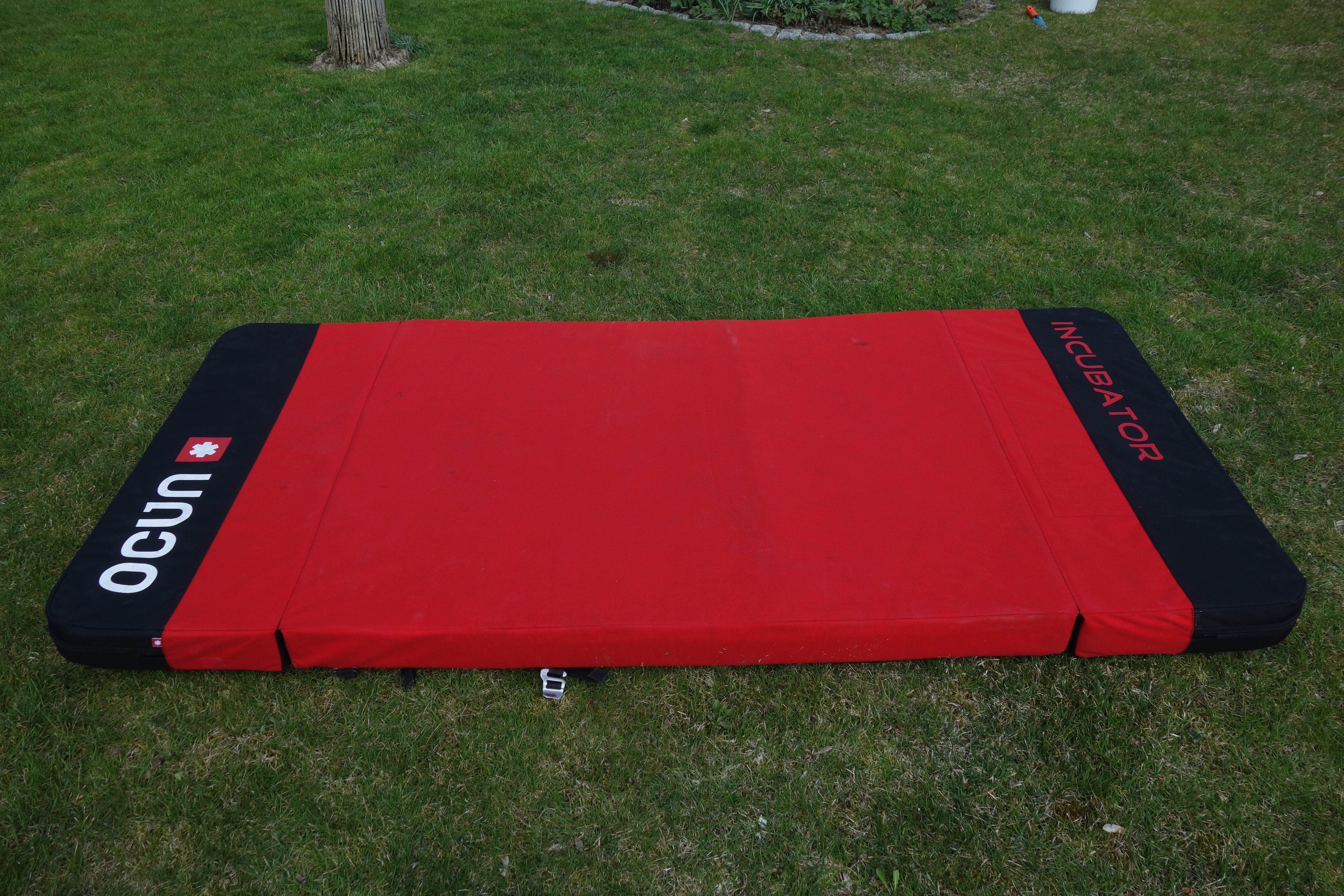 Das Crashpad ausgeklappt auf der Wiese
