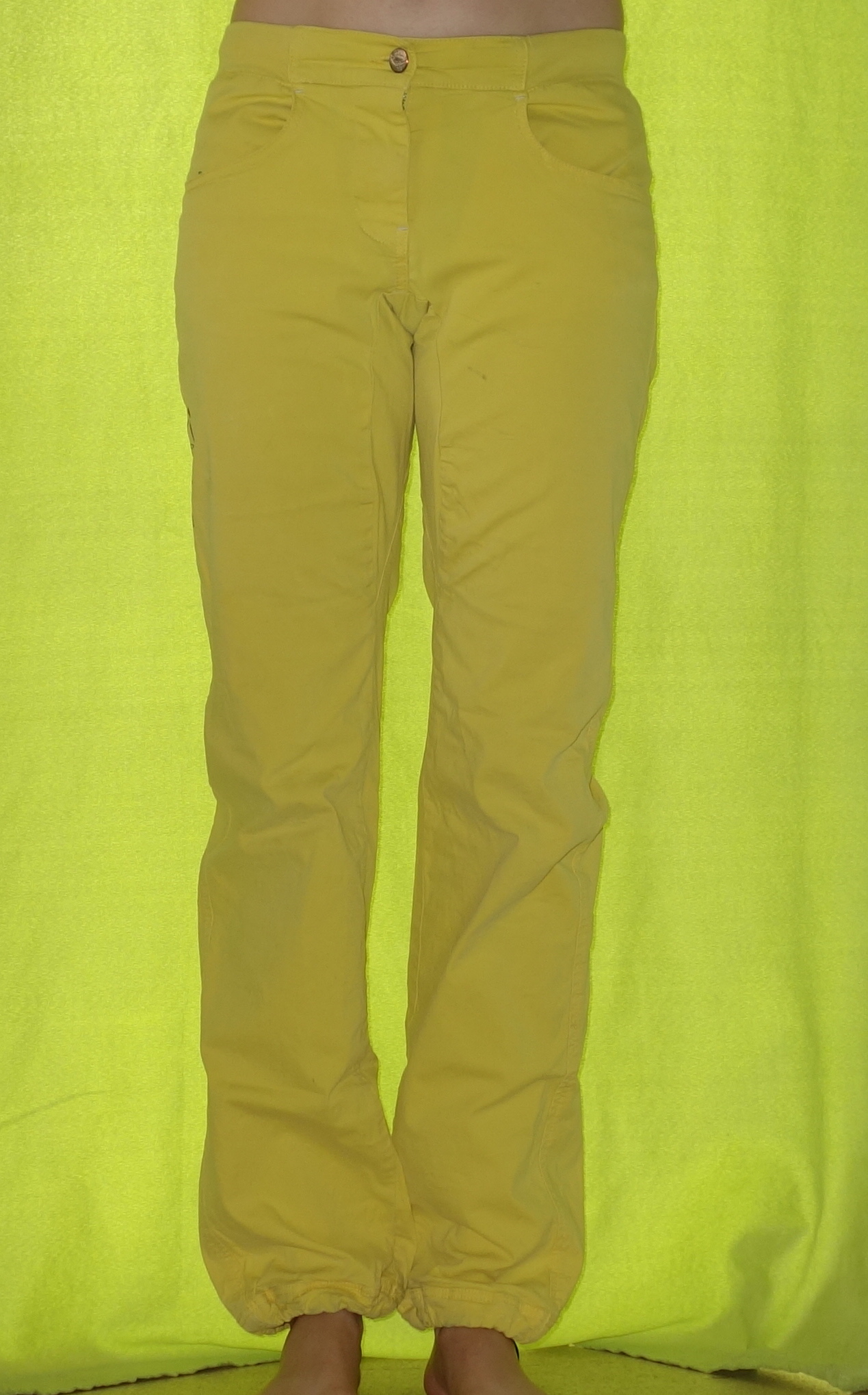 Die Hose von vorne von mir getragen