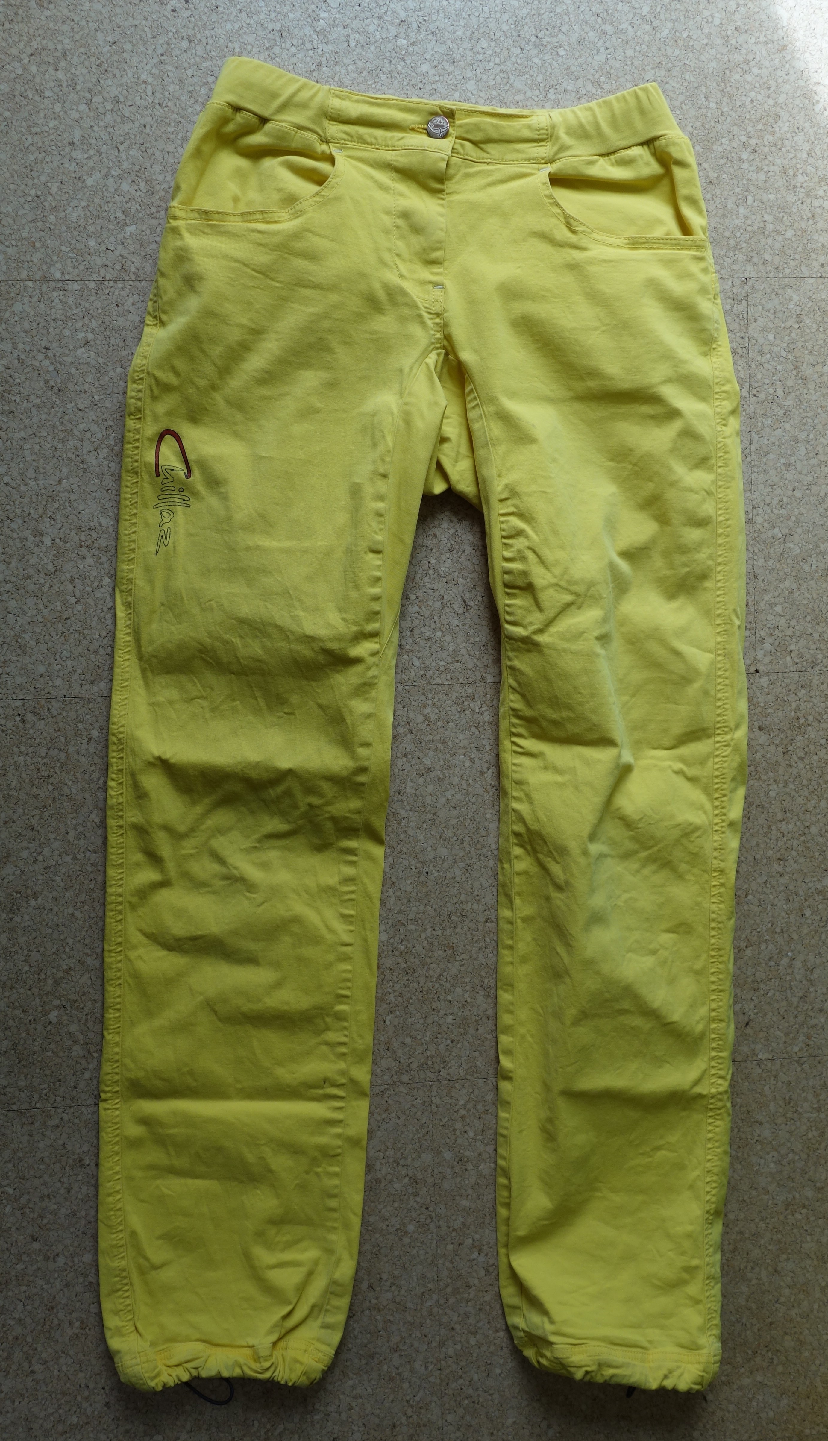 Die Hose von vorne auf dem Boden liegend