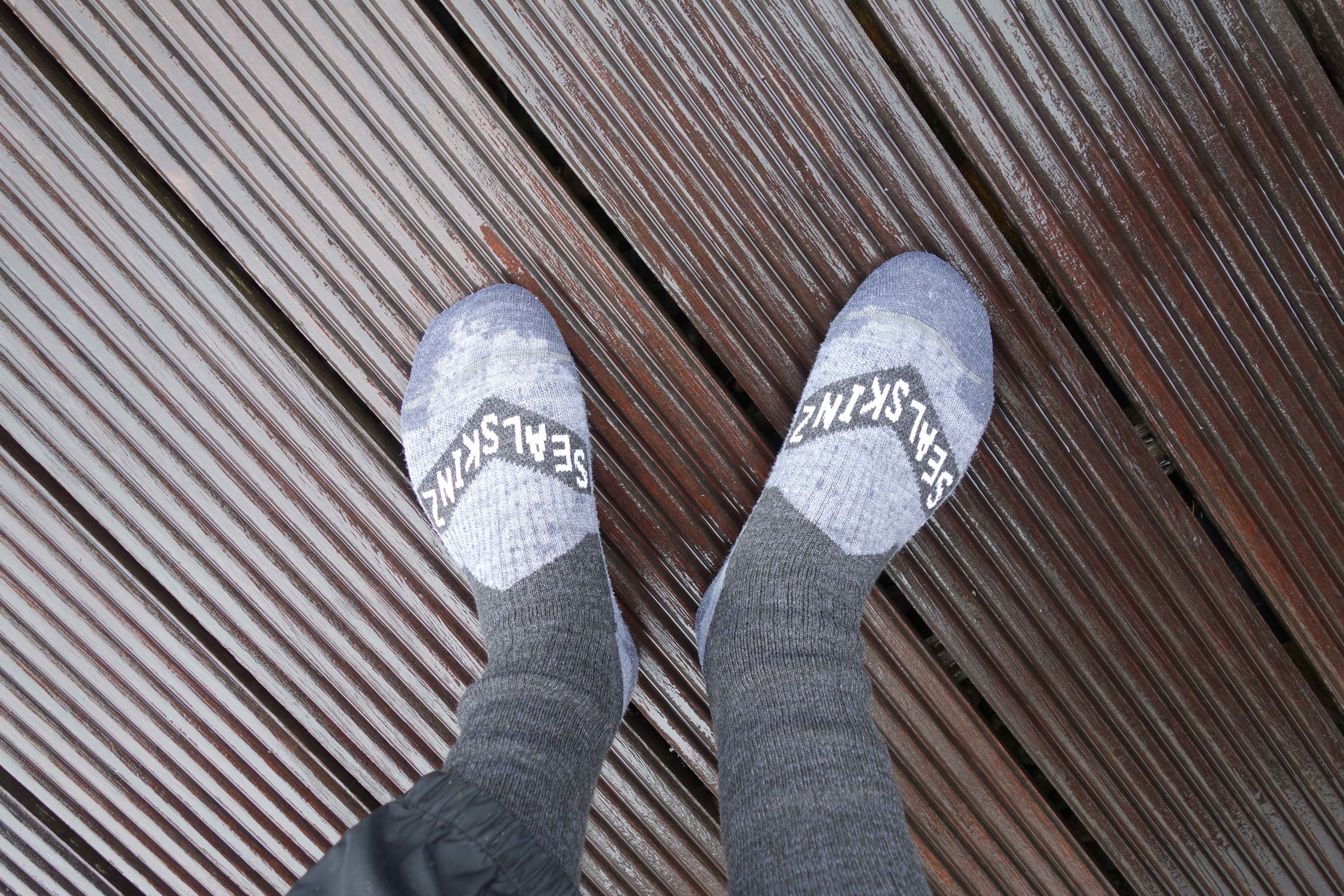 Ich laufe mit den Socken über die nasse Terrasse