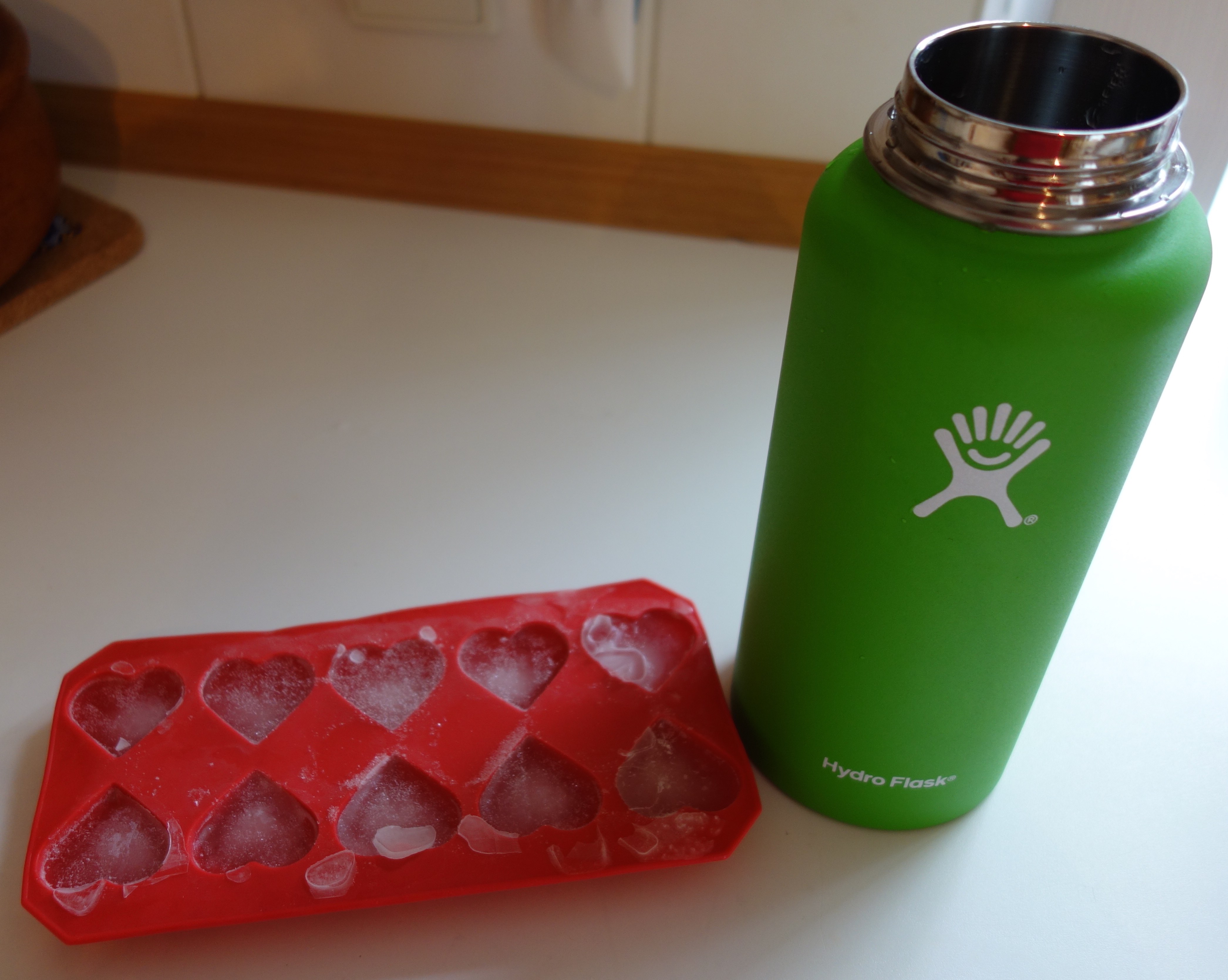 Der Testaufbau für den Kältetest: Hydro Flask, kaltes Wasser und Eiswürfel